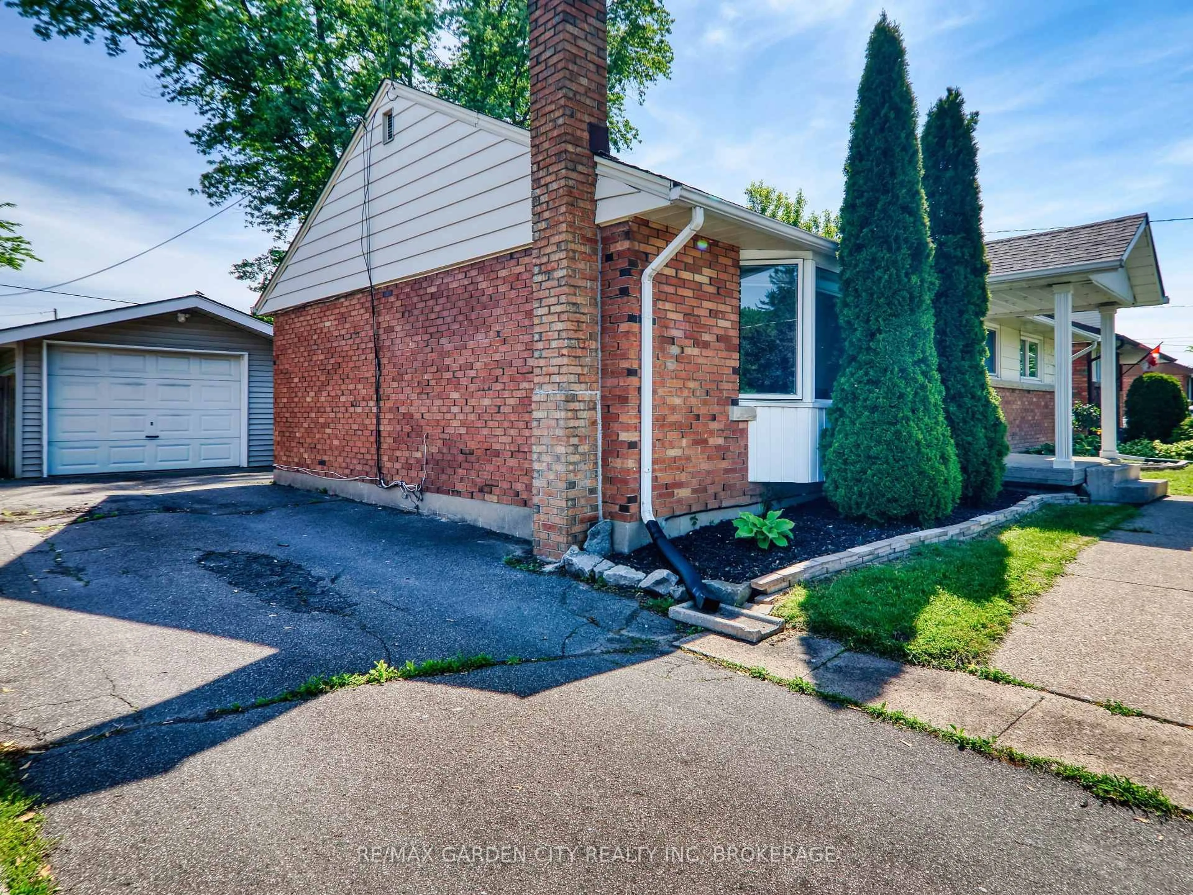 Home with brick exterior material, street for 6734 O'Neil St, Niagara Falls Ontario L2J 1N2