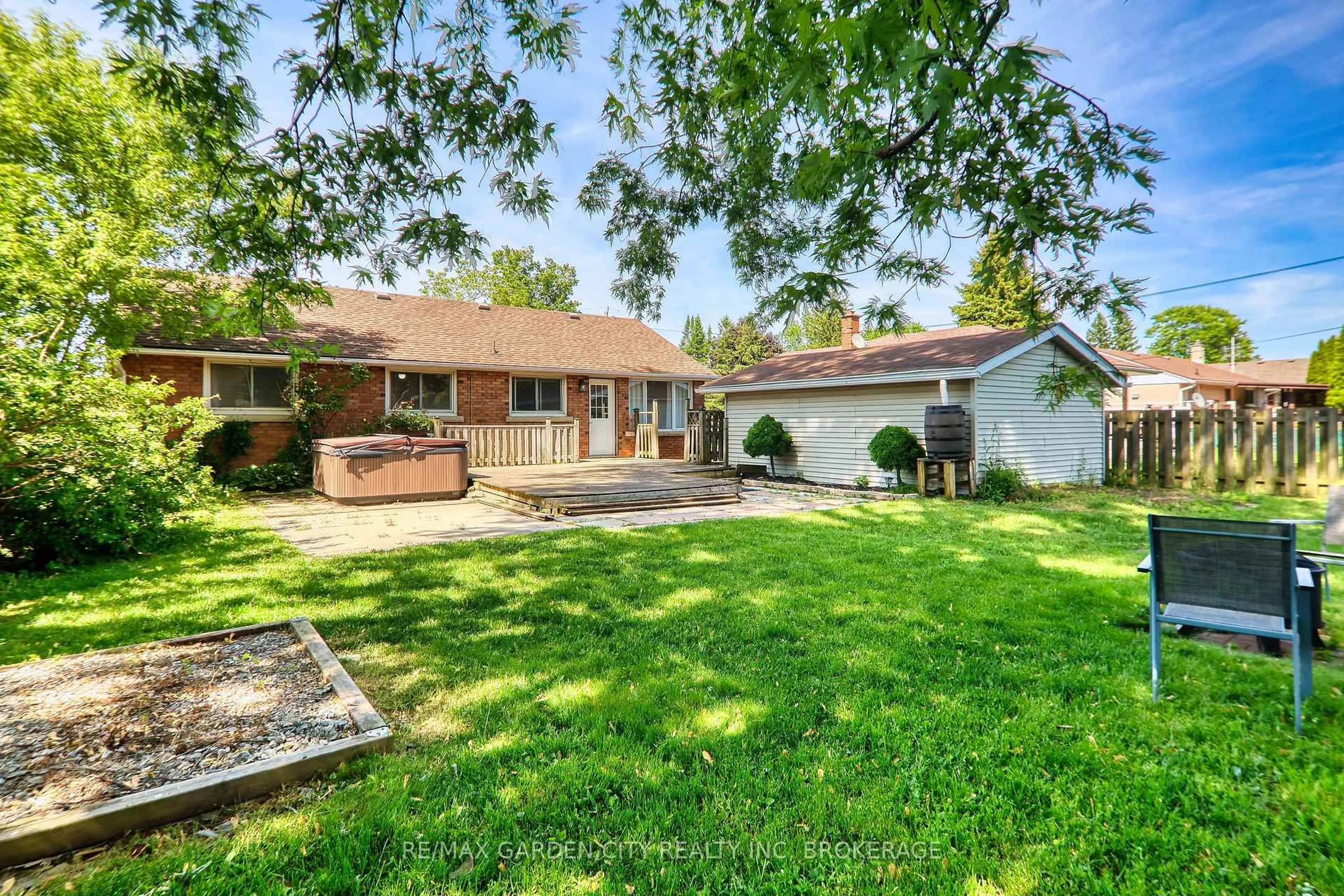 A pic from outside/outdoor area/front of a property/back of a property/a pic from drone, street for 6734 O'Neil St, Niagara Falls Ontario L2J 1N2