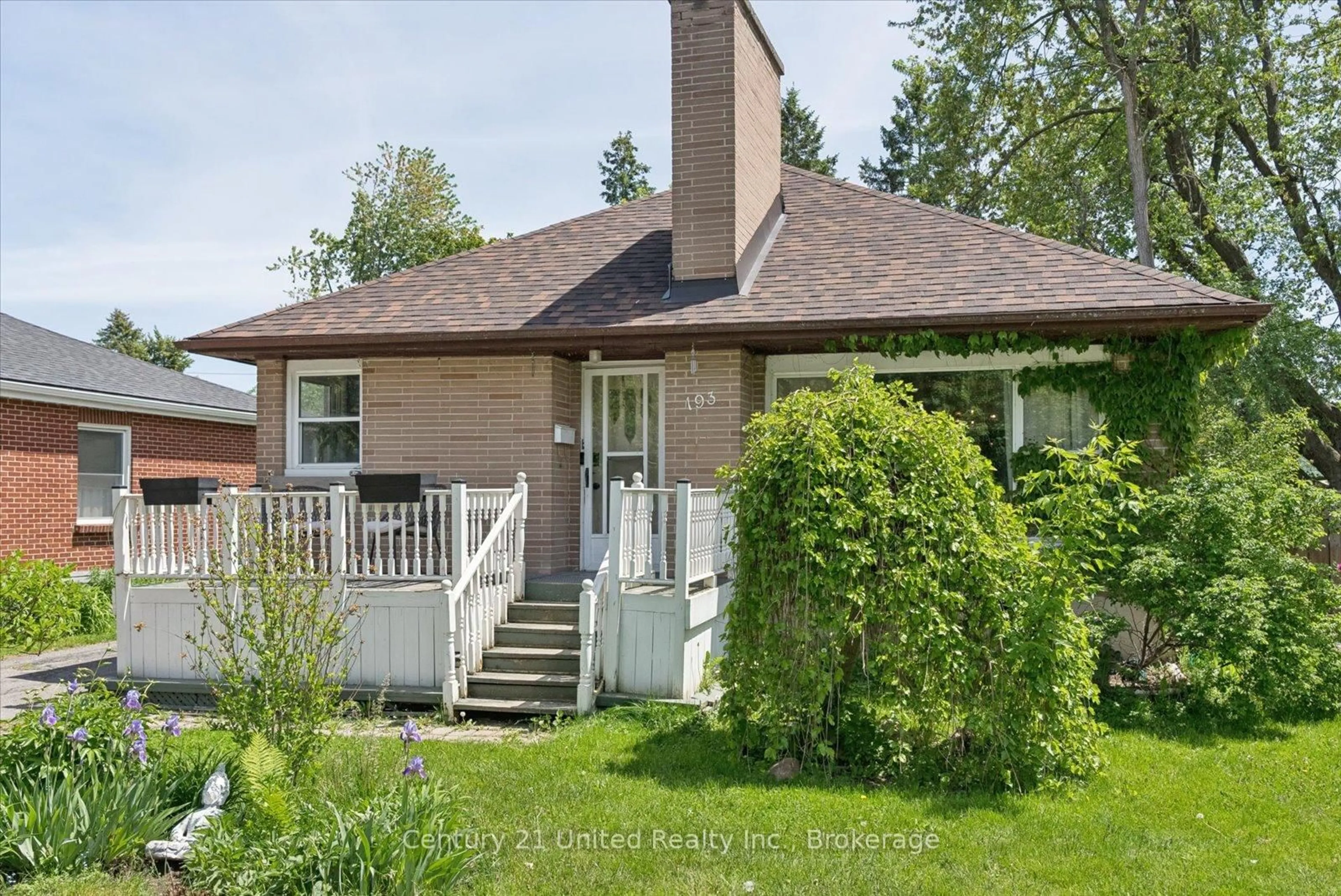 Home with vinyl exterior material, street for 193 Shelbourne St, Peterborough Ontario K9H 5K3