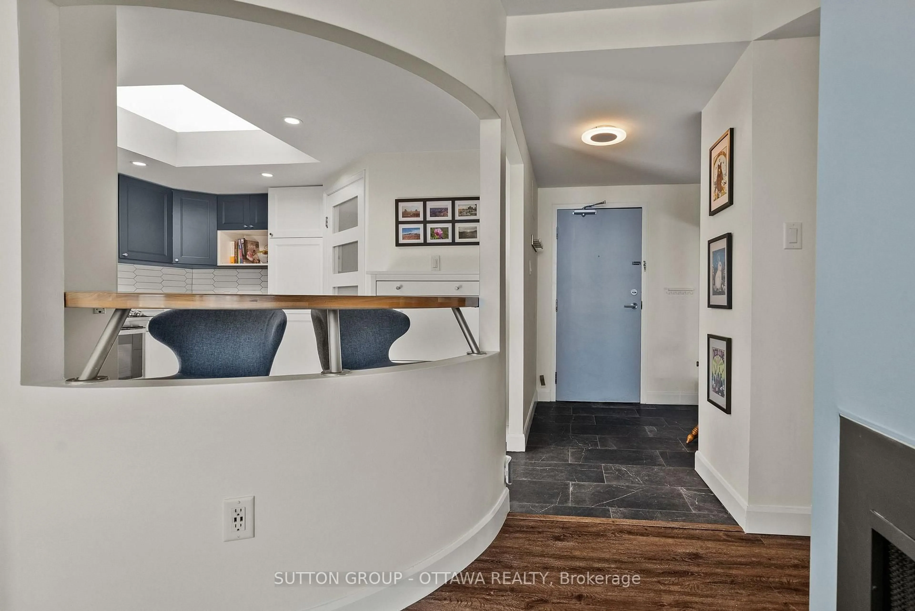 Indoor entryway for 99 Holland Ave #702, Ottawa Ontario K1Y 0Y1