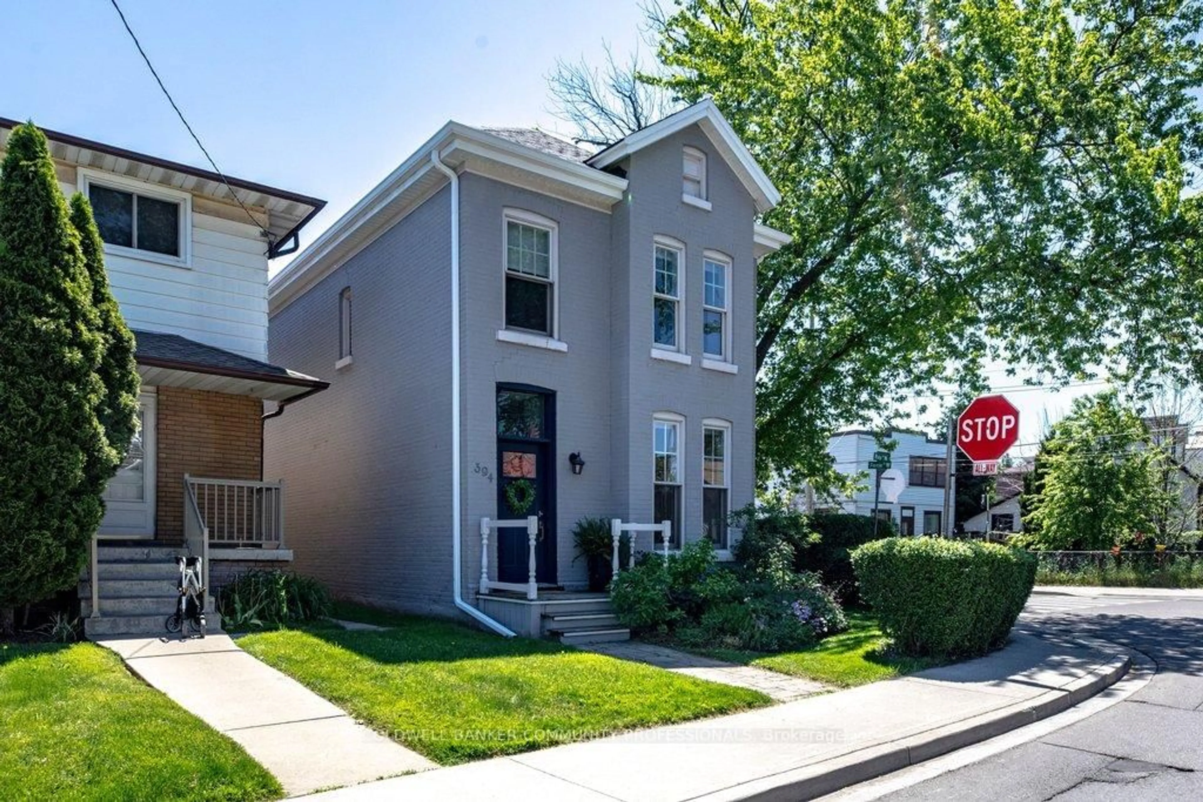 Home with vinyl exterior material, street for 394 Bay St, Hamilton Ontario L8L 1N1