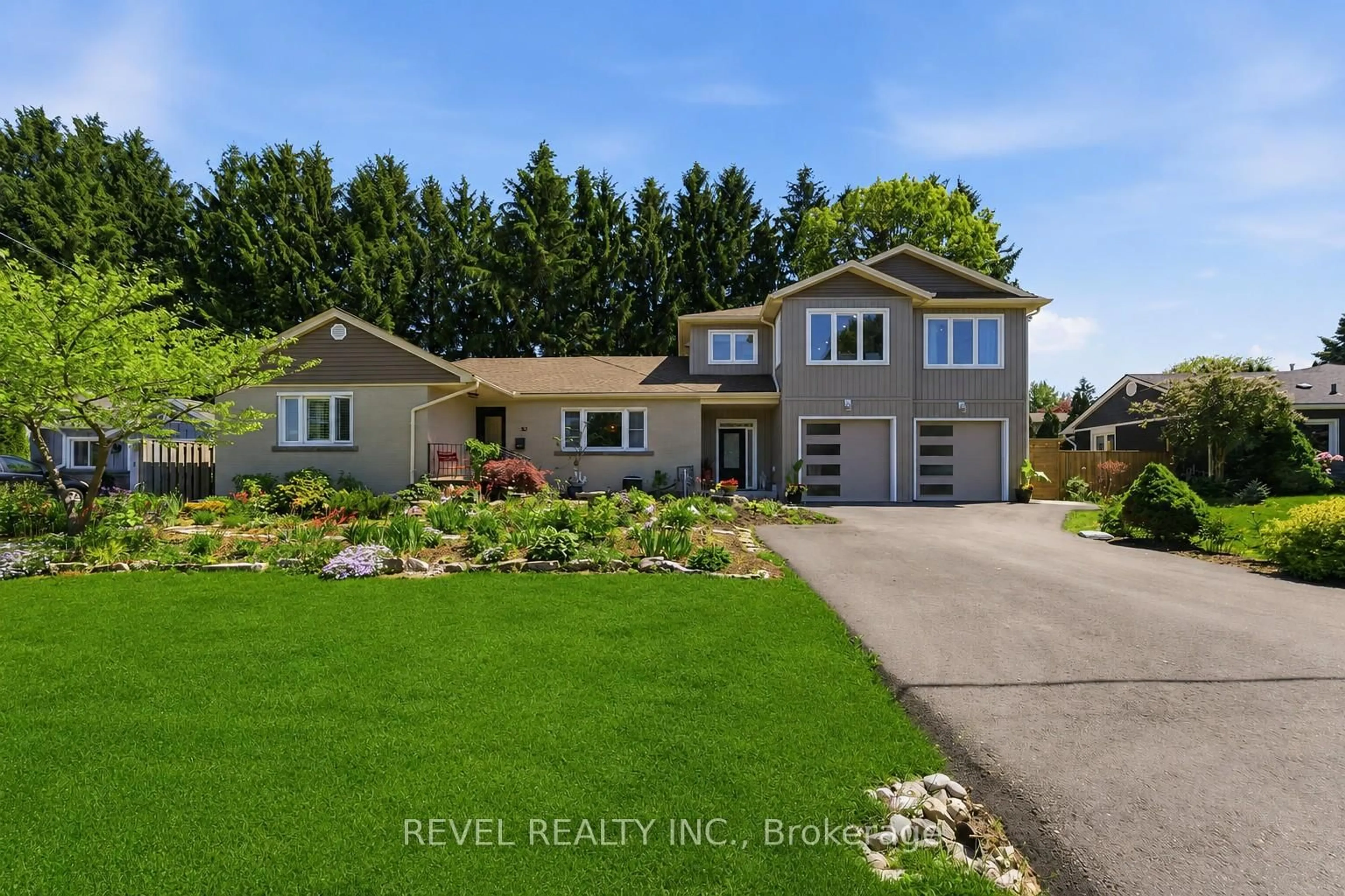 A pic from outside/outdoor area/front of a property/back of a property/a pic from drone, water/lake/river/ocean view for 82 Cumming Crt, Hamilton Ontario L9G 1V3