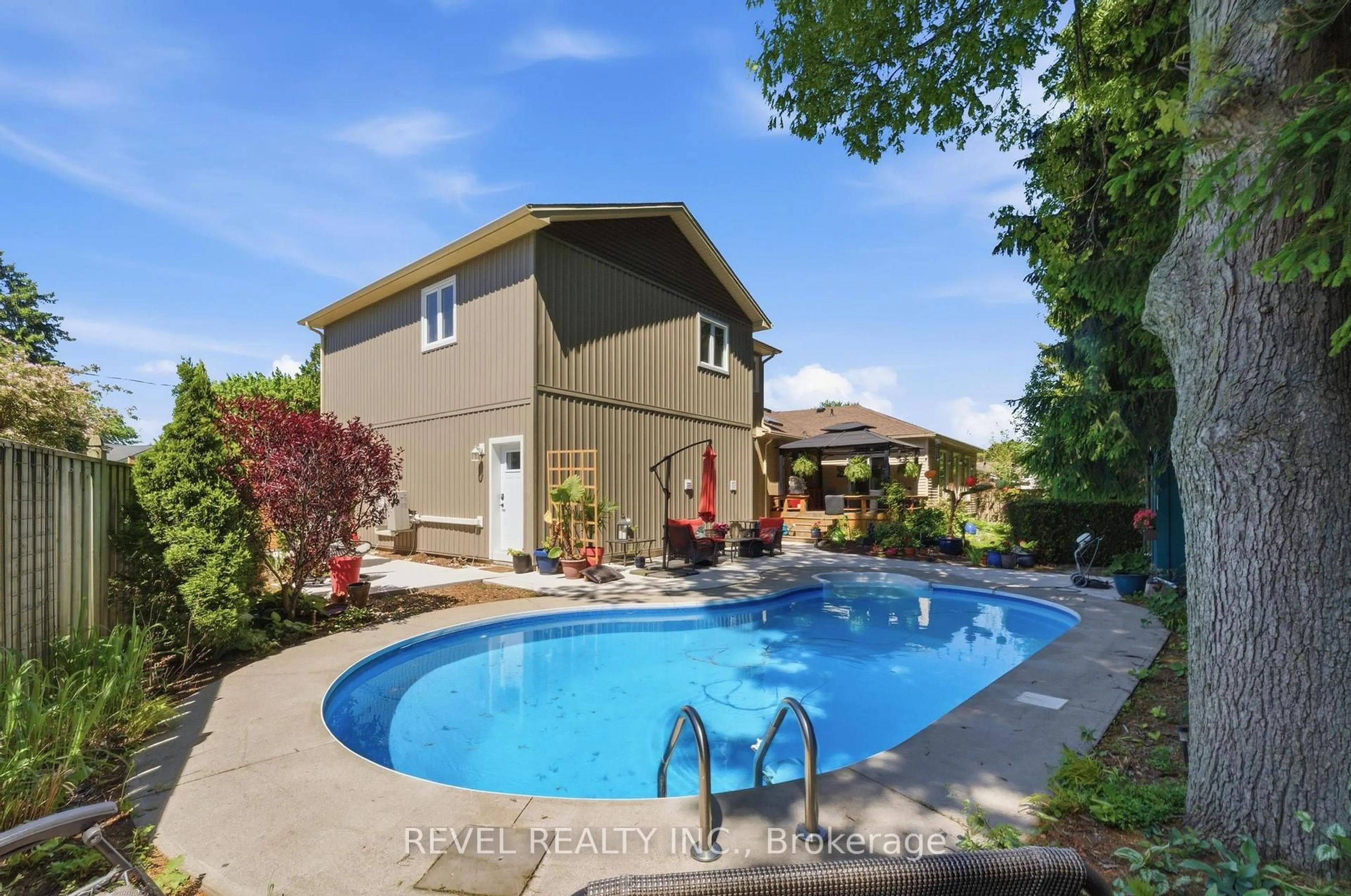 Pool for 82 Cumming Crt, Hamilton Ontario L9G 1V3