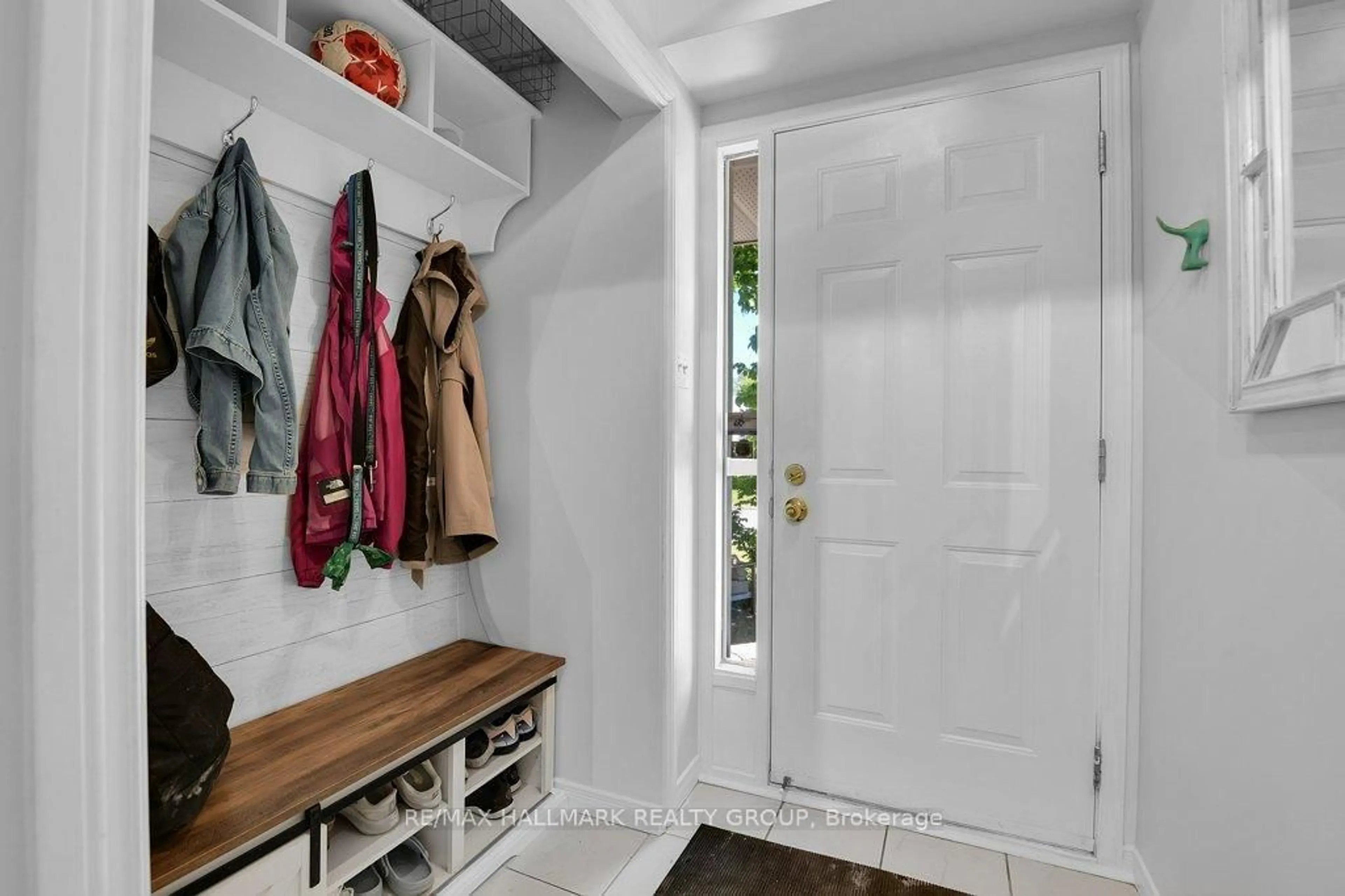Indoor entryway for 22 Terrace Dr, Ottawa Ontario K2H 9N2