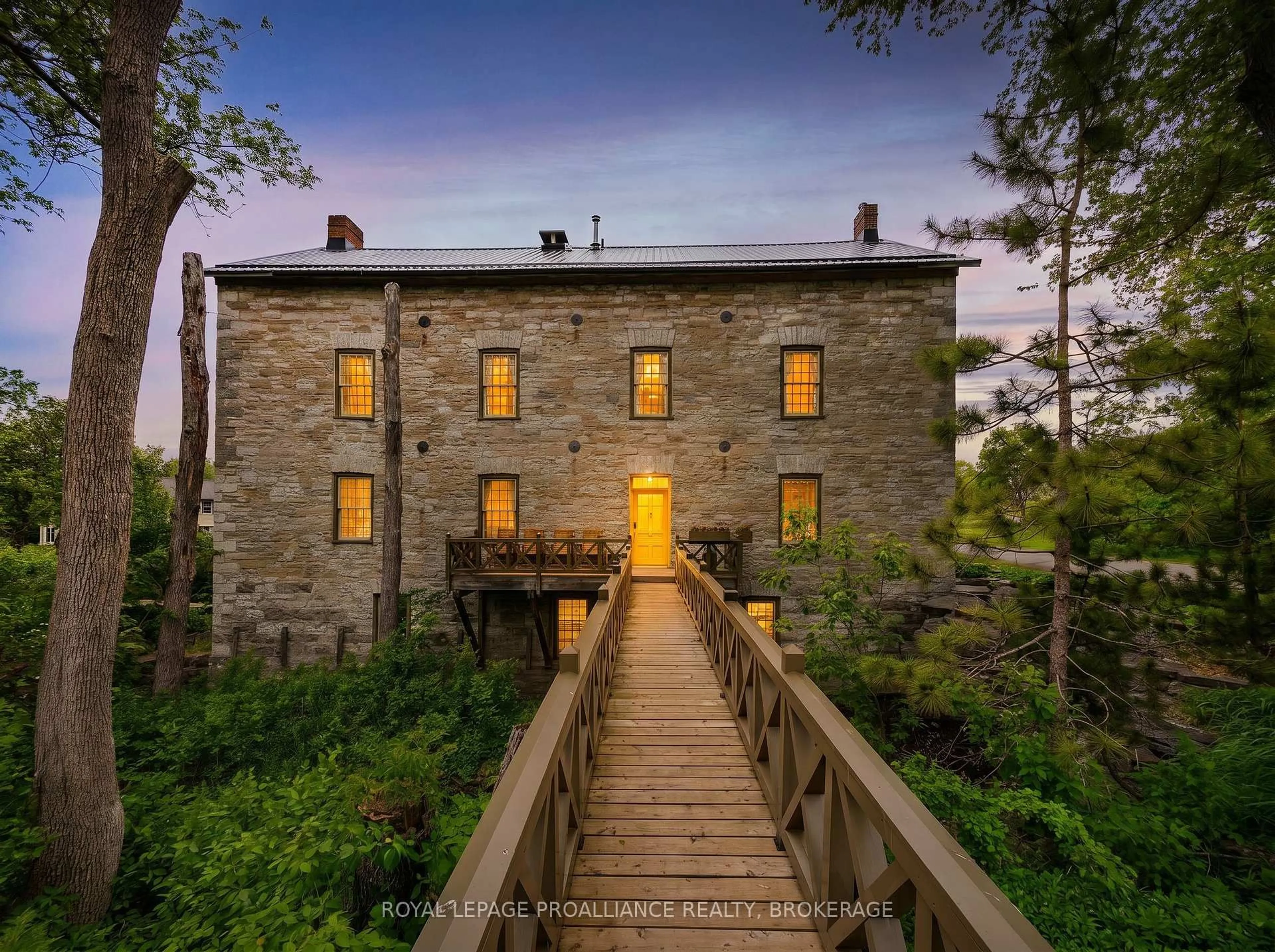 A pic from outside/outdoor area/front of a property/back of a property/a pic from drone, building for 28 Front St, Newburgh Ontario K0K 2S0