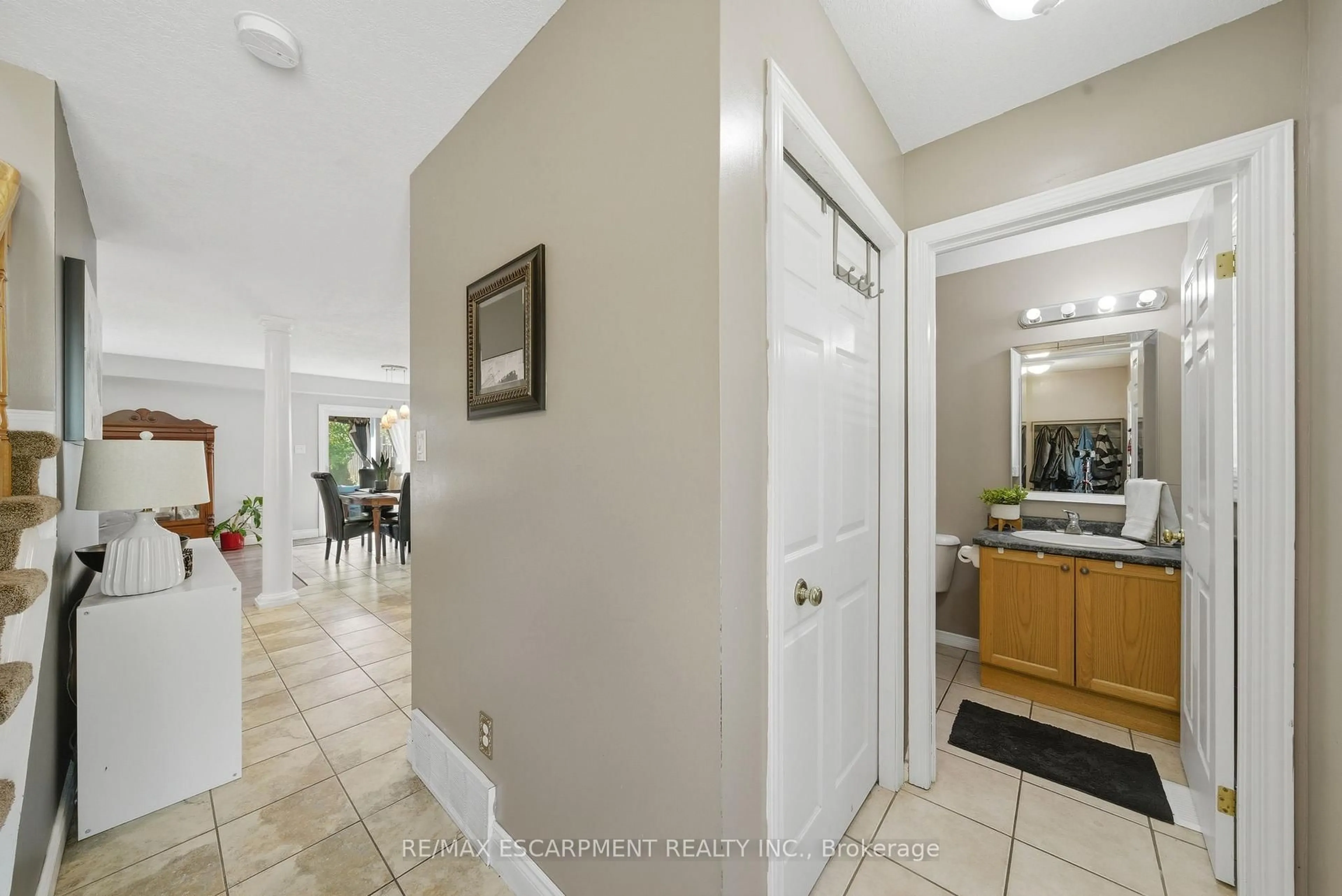 Indoor entryway for 784 Butternut Ave, Waterloo Ontario N2V 2M3