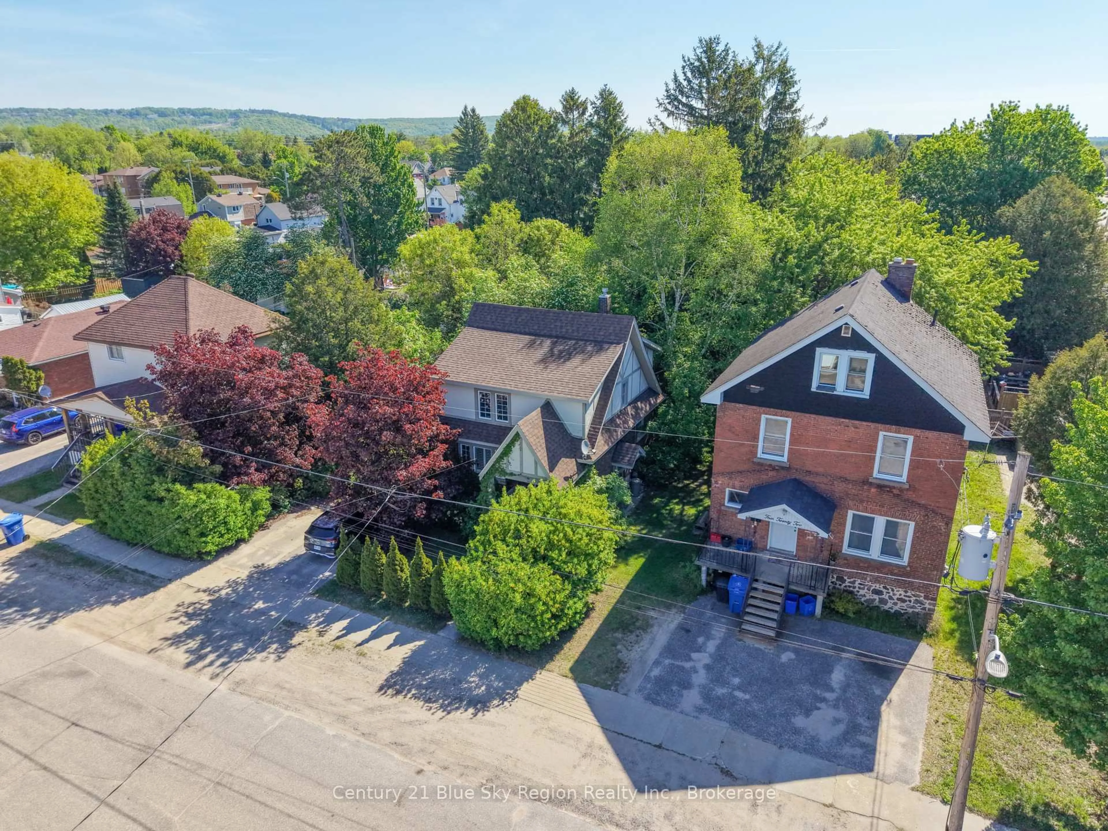 A pic from outside/outdoor area/front of a property/back of a property/a pic from drone, street for 430 Kehoe St, North Bay Ontario P1B 5V6