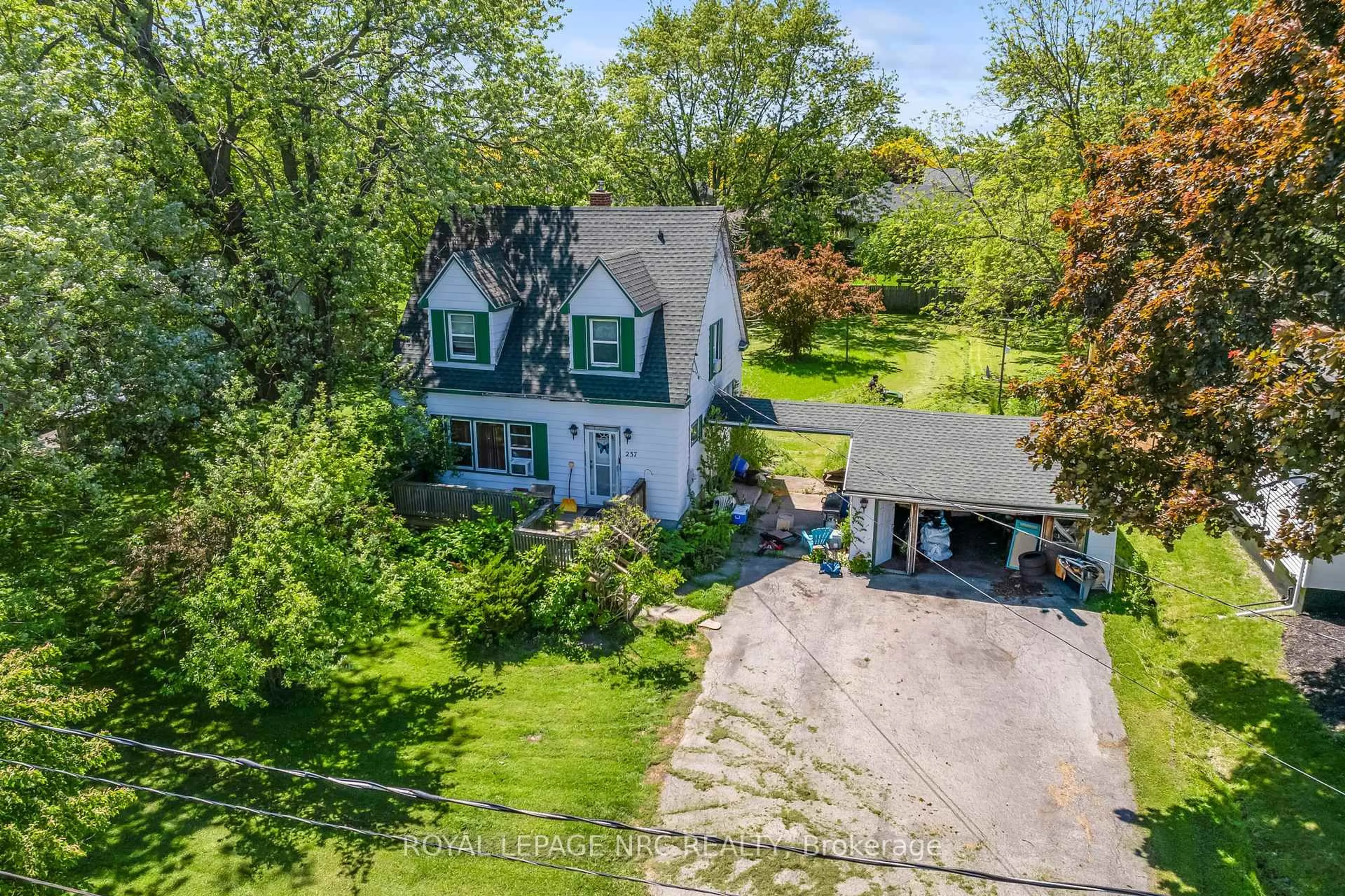 A pic from outside/outdoor area/front of a property/back of a property/a pic from drone, street for 237 First Ave, Welland Ontario L3C 1Y7