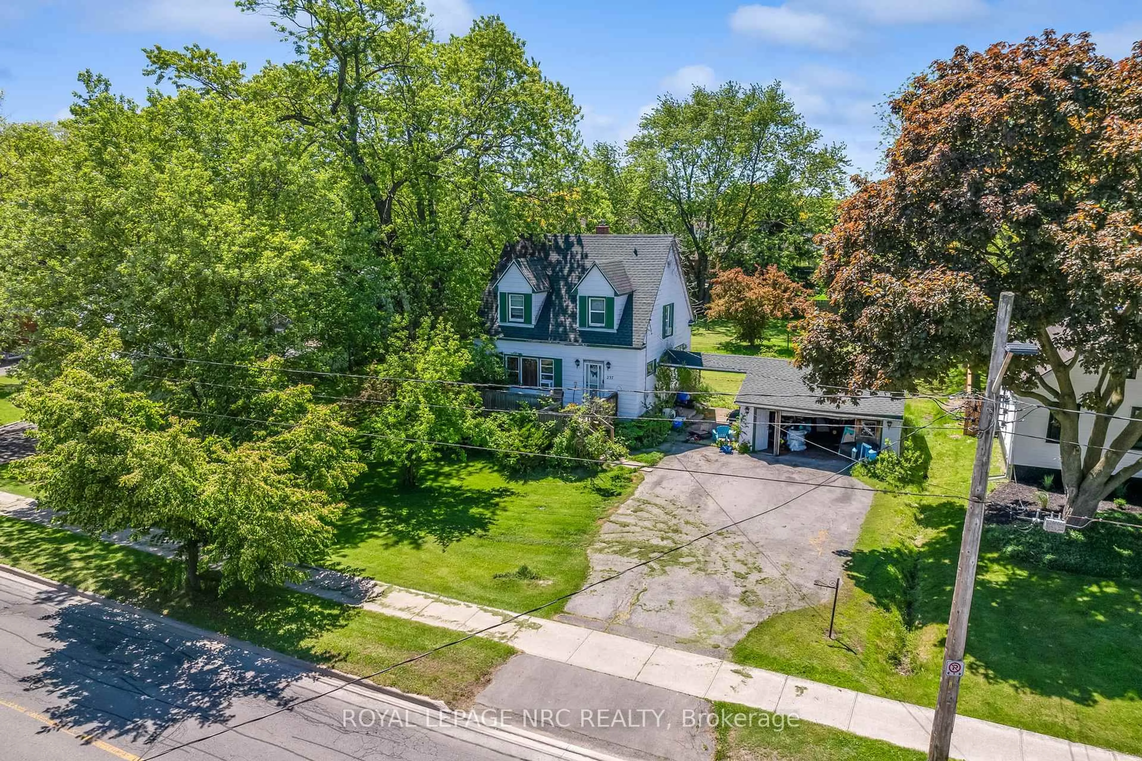 A pic from outside/outdoor area/front of a property/back of a property/a pic from drone, street for 237 First Ave, Welland Ontario L3C 1Y7