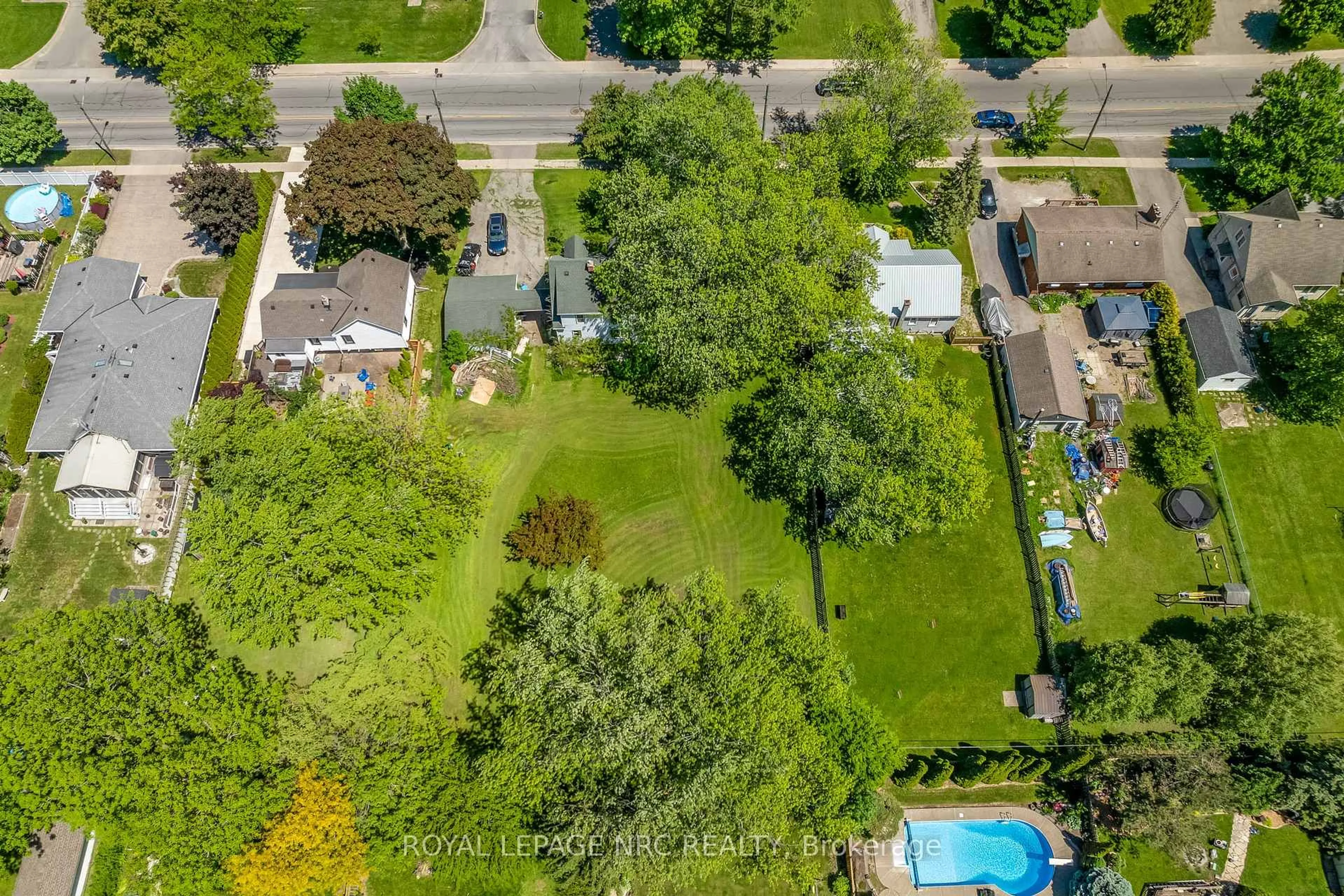 A pic from outside/outdoor area/front of a property/back of a property/a pic from drone, street for 237 First Ave, Welland Ontario L3C 1Y7