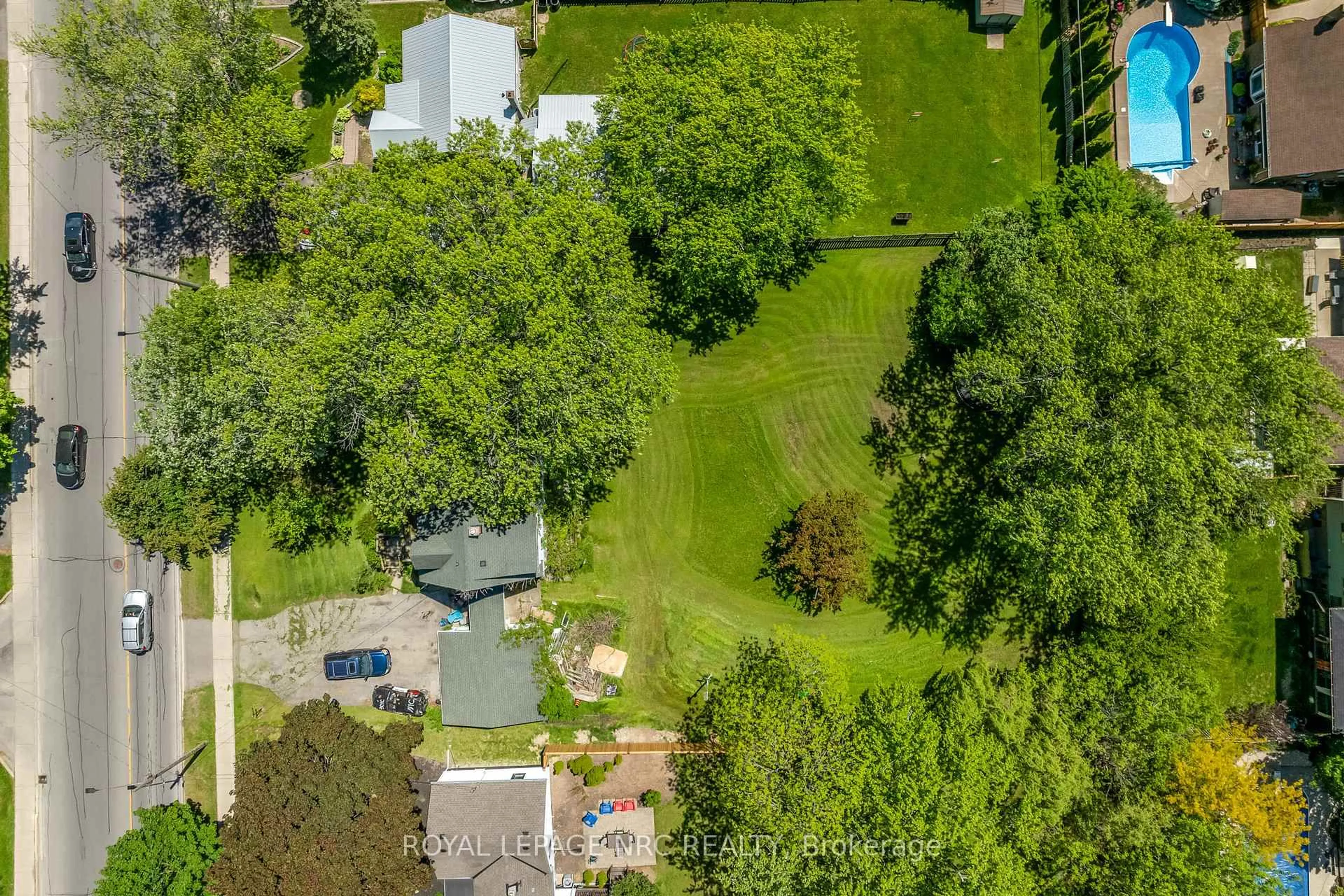 A pic from outside/outdoor area/front of a property/back of a property/a pic from drone, forest/trees view for 237 First Ave, Welland Ontario L3C 1Y7
