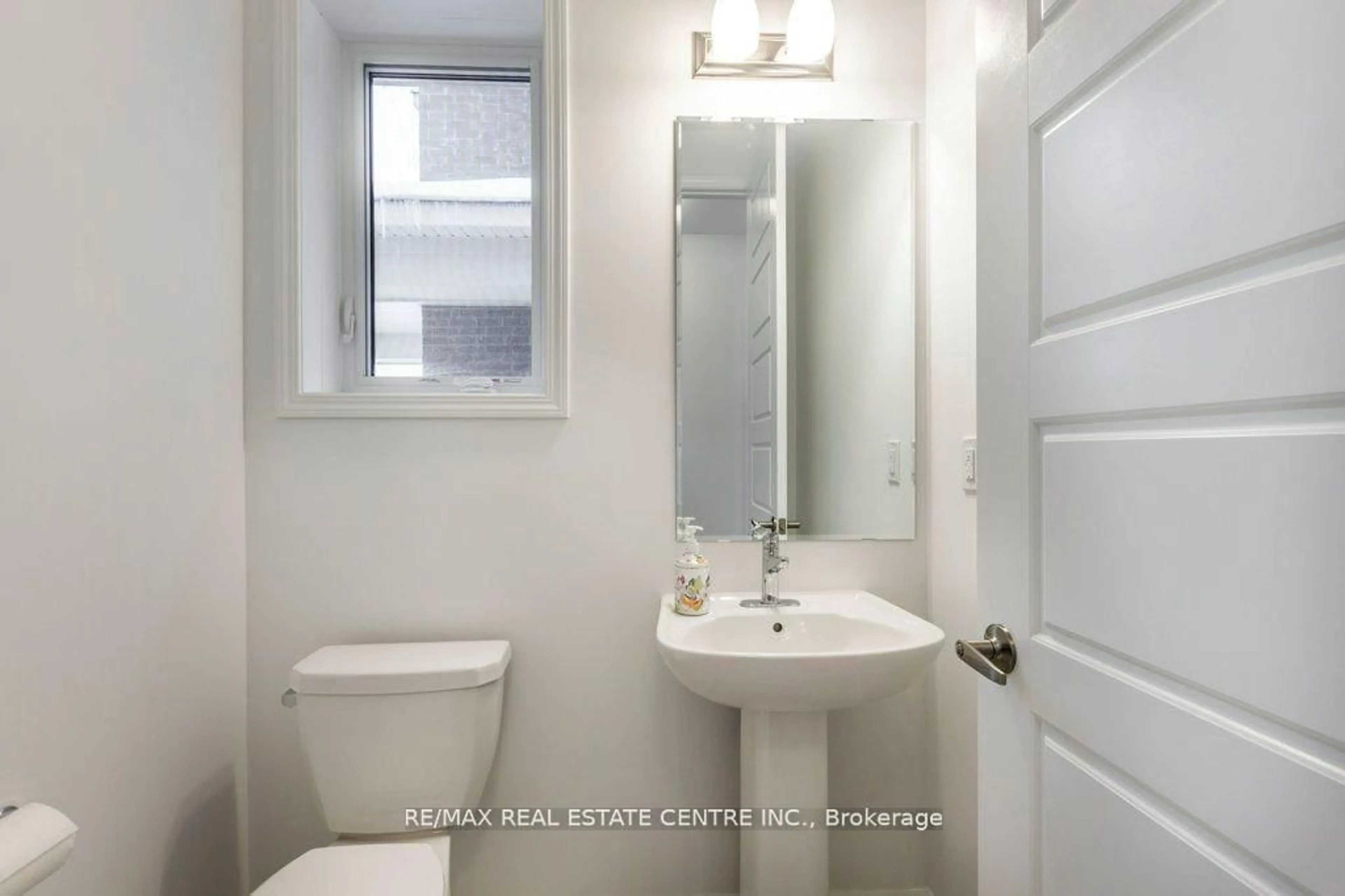 Standard bathroom, ceramic/tile floor for 19 Sitler St, Kitchener Ontario N2R 0T2