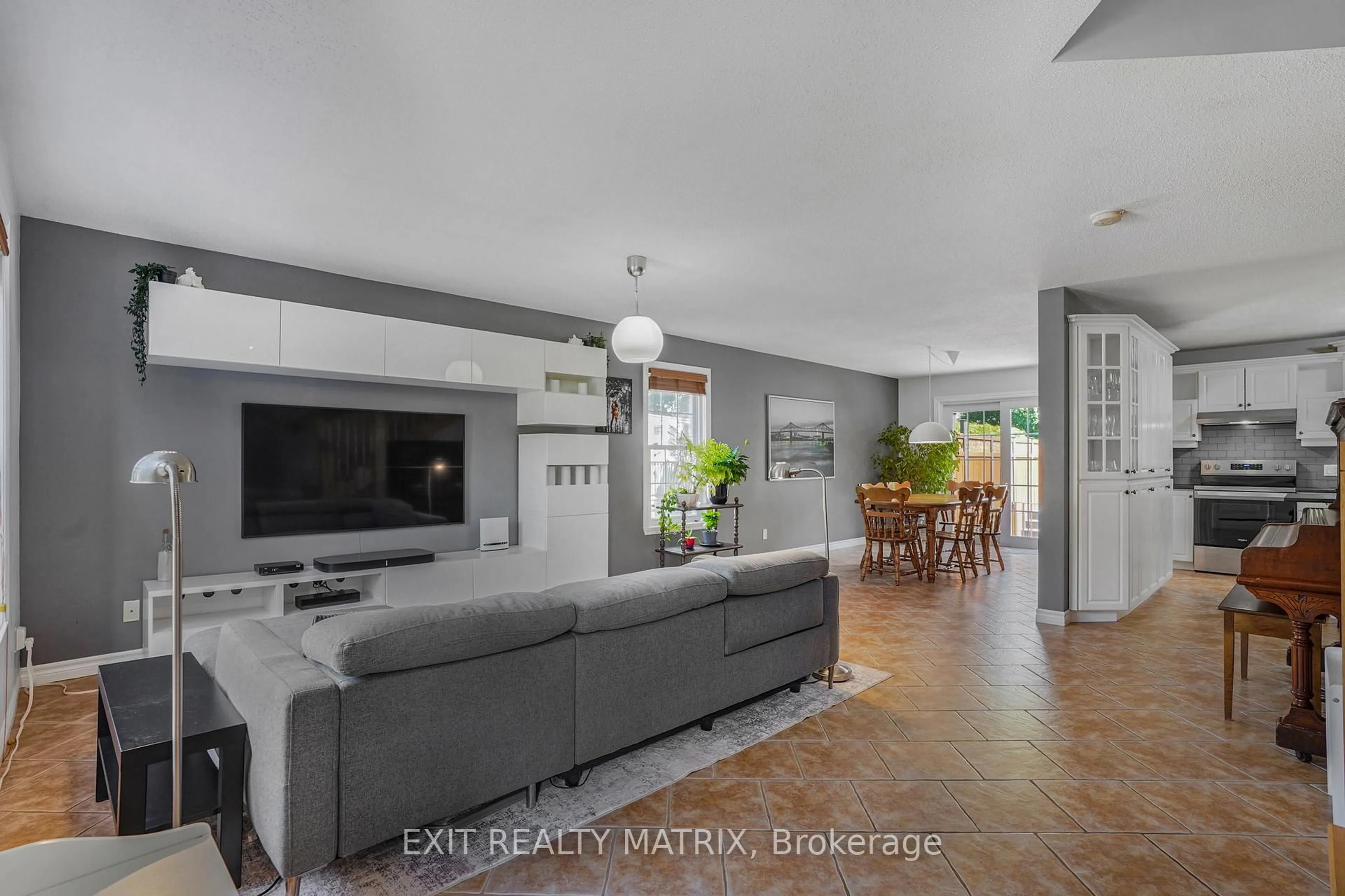 Unknown for 1045 Sidney St, Hawkesbury Ontario K6A 3N2