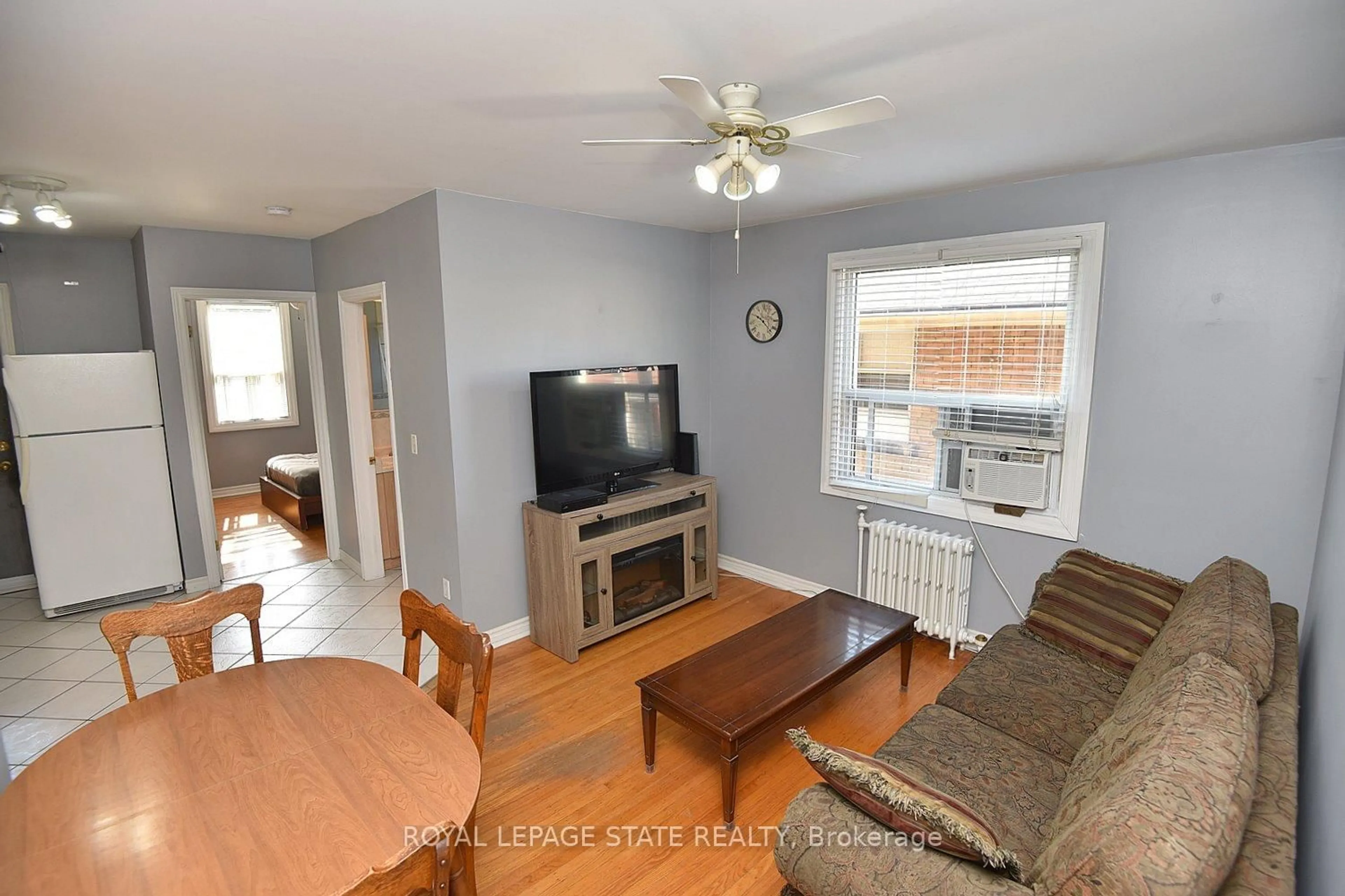 Living room with furniture, wood/laminate floor for 29 Sherman Ave #6, Hamilton Ontario L8M 2P6