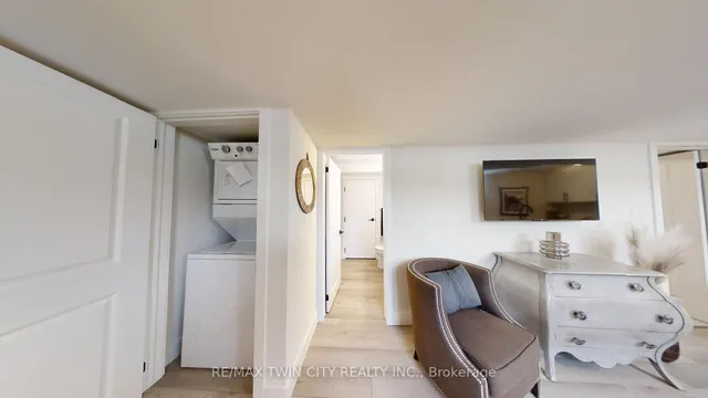 171 JULIE Cres, London South 4