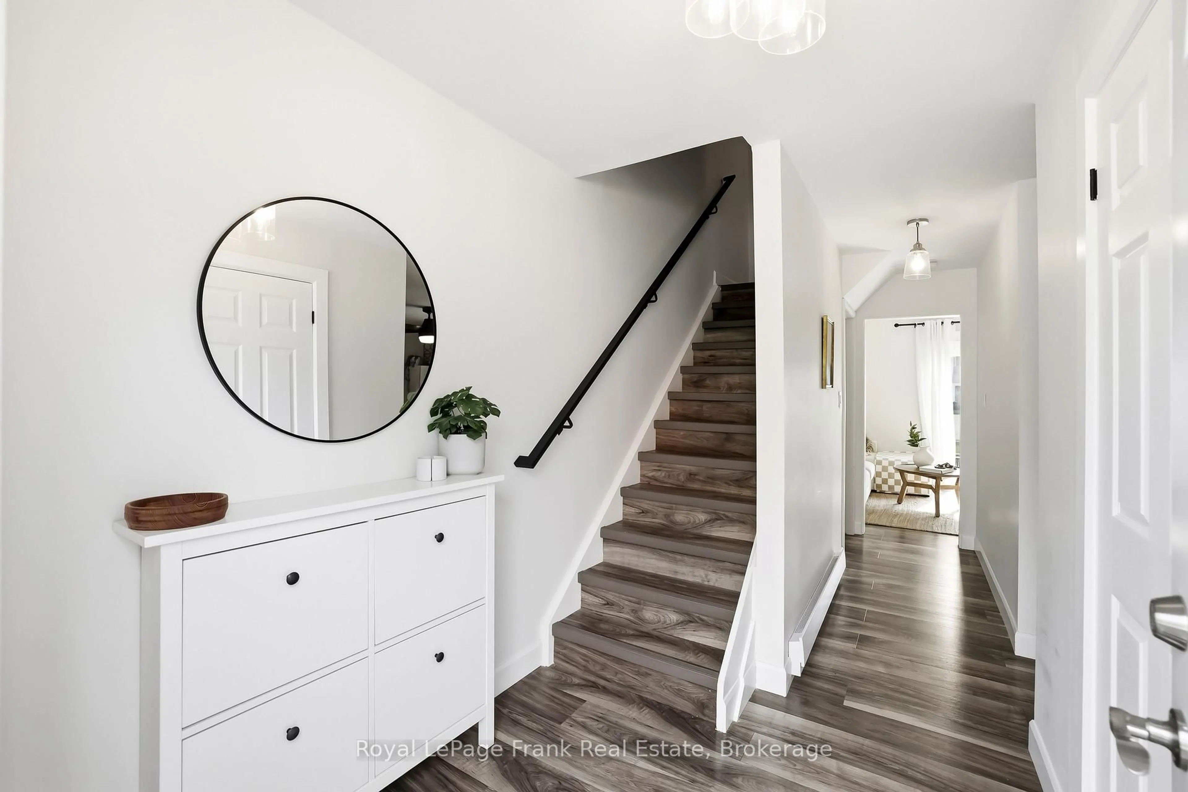 Indoor entryway for 400 Westwood Dr #A3, Cobourg Ontario K9A 2B6
