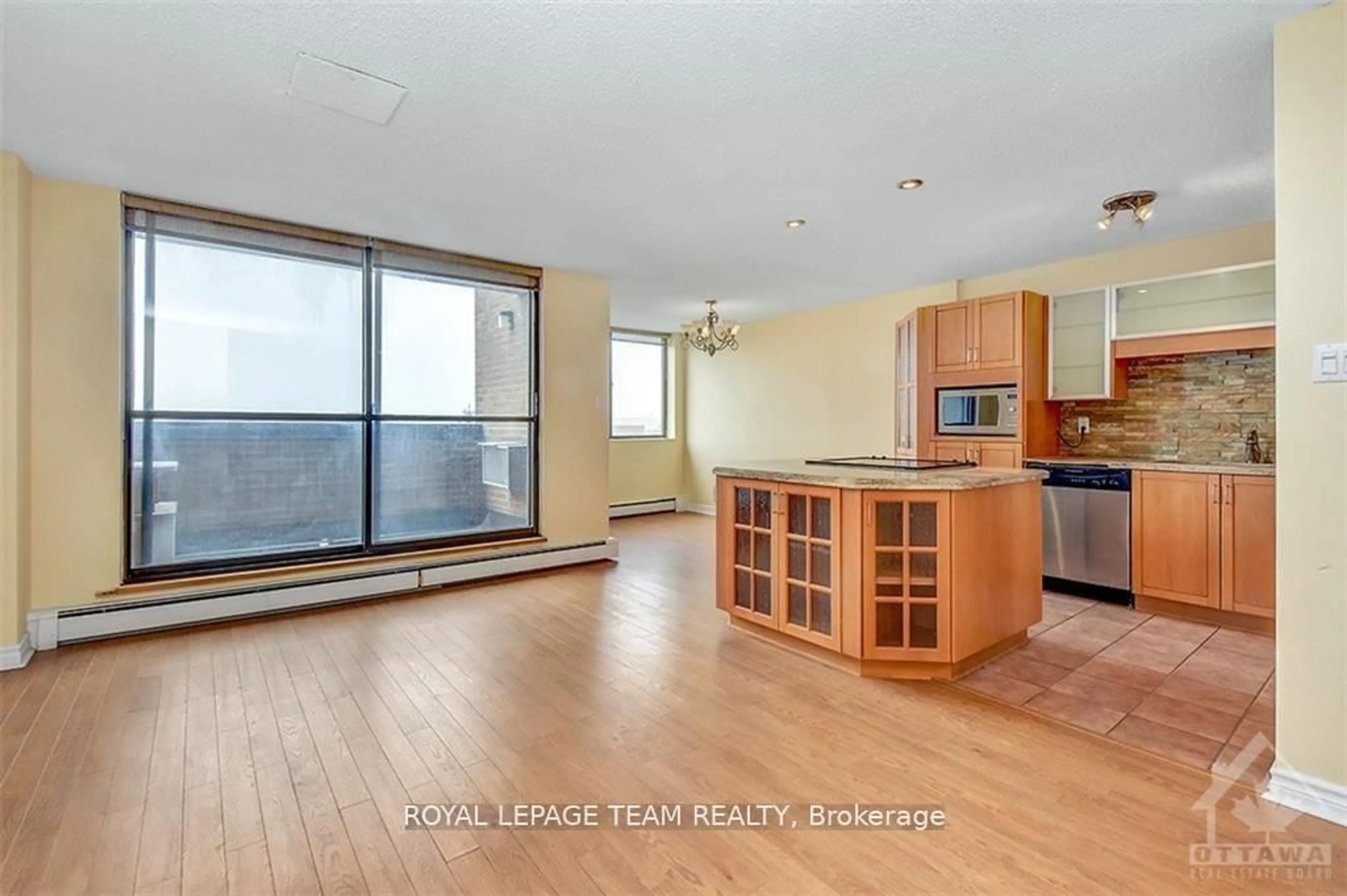Open concept kitchen, wood/laminate floor for 515 ST LAURENT Blvd #644, Ottawa Ontario K1K 3X5