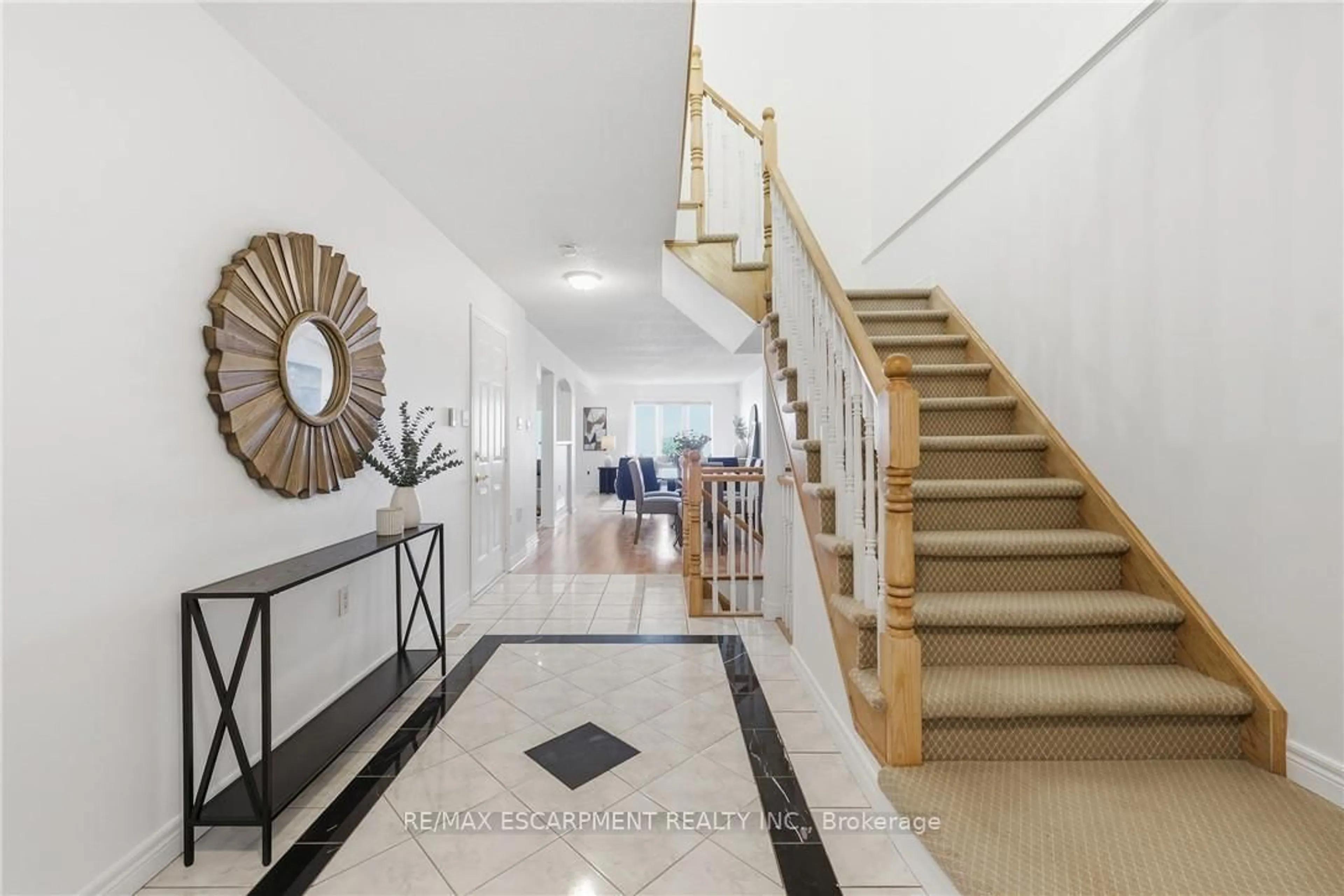 Indoor foyer for 85 EDGEWATER Dr #6, Hamilton Ontario L8E 4Z2