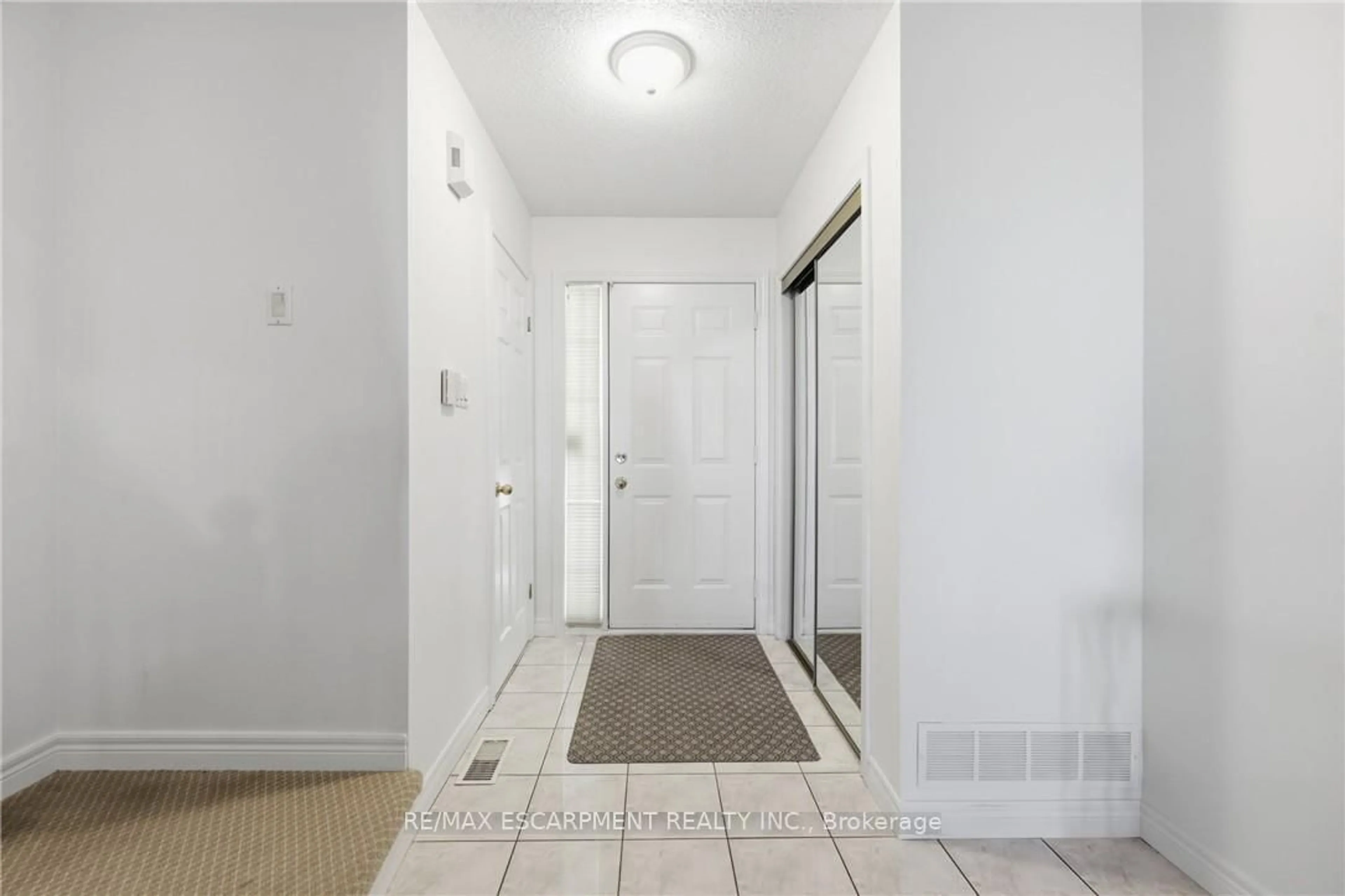 Indoor entryway for 85 EDGEWATER Dr #6, Hamilton Ontario L8E 4Z2