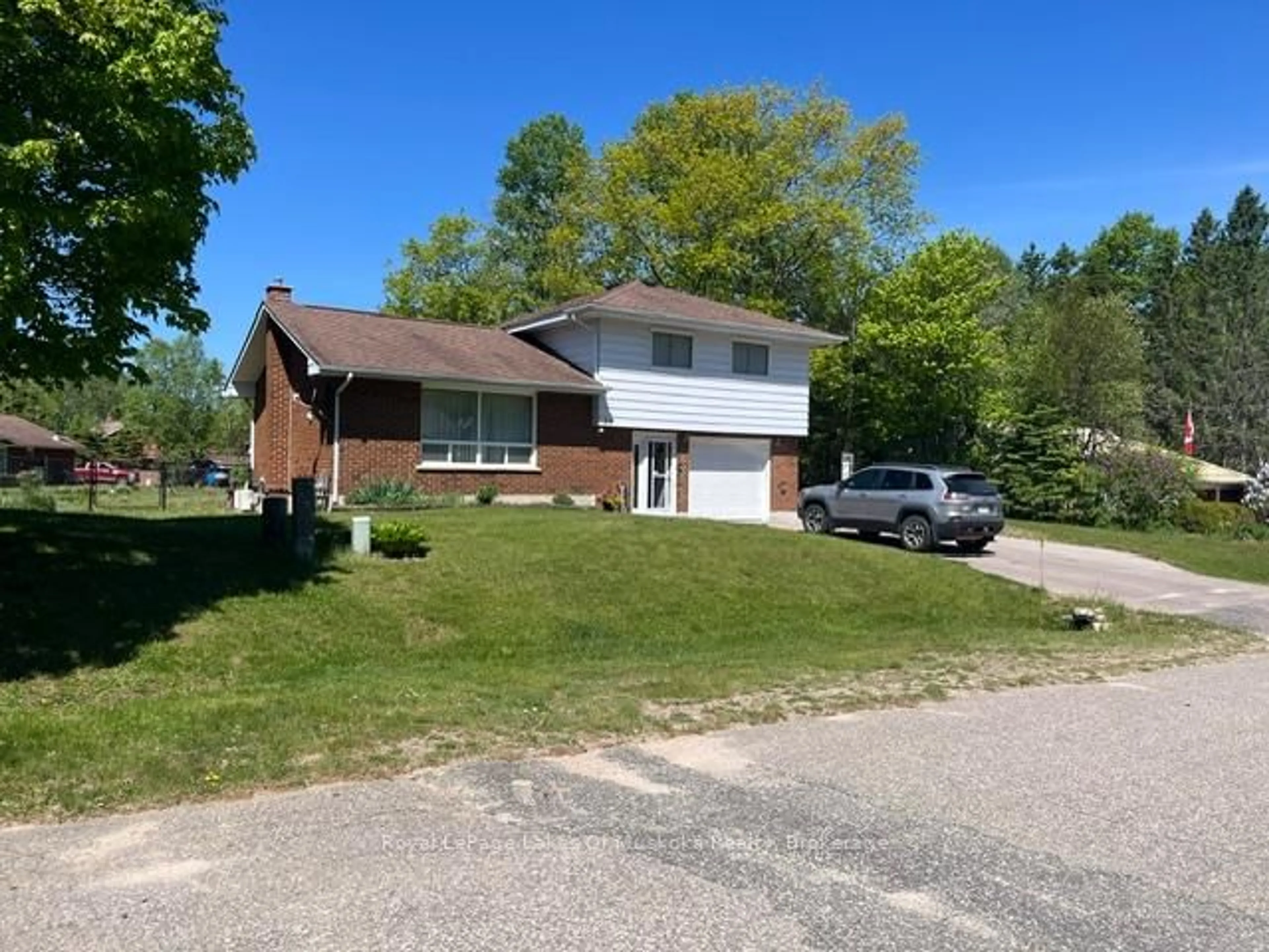 A pic from outside/outdoor area/front of a property/back of a property/a pic from drone, street for 25 Fitz Ave, South River Ontario P0A 1X0