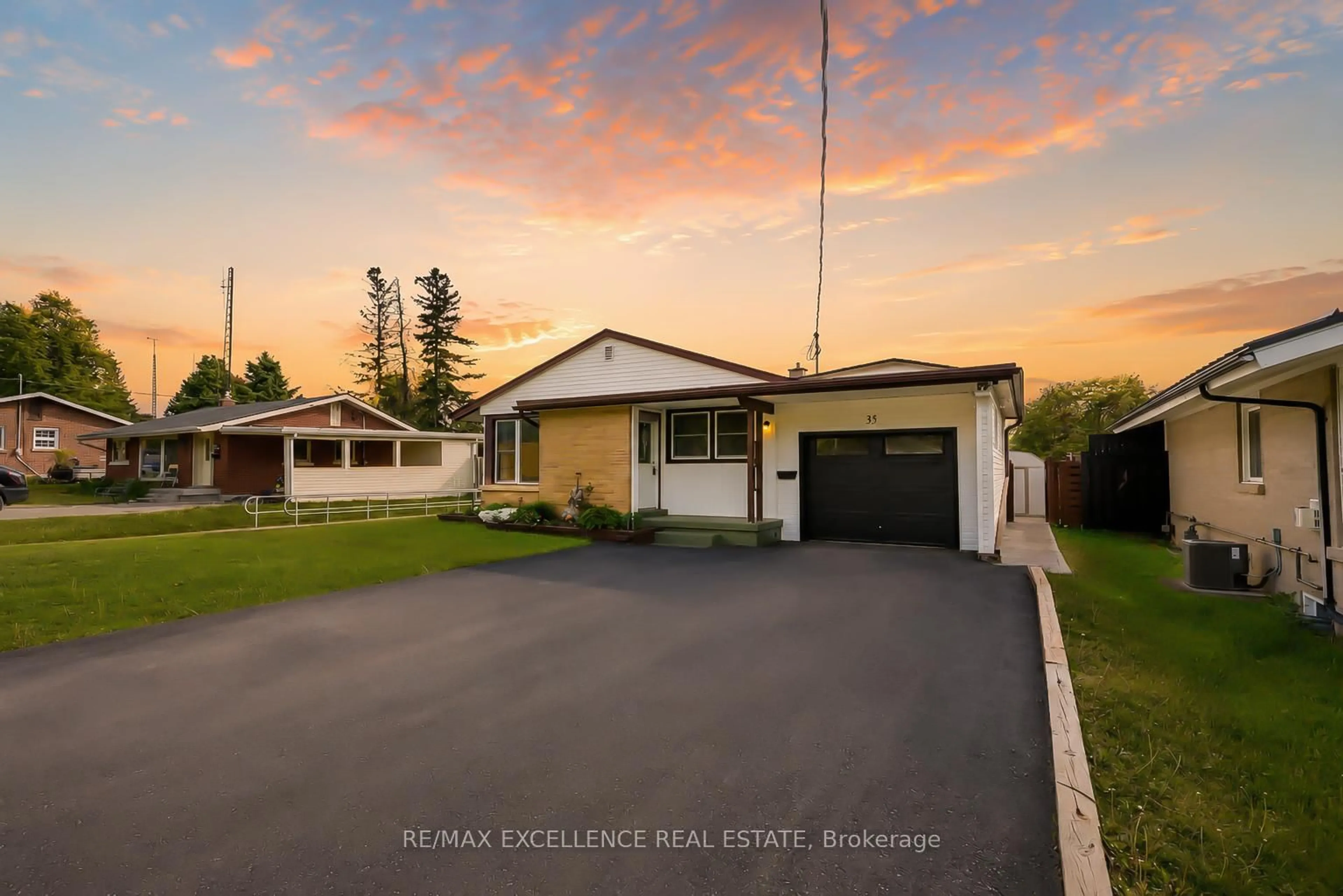 A pic from outside/outdoor area/front of a property/back of a property/a pic from drone, street for 35 Siebert Ave, Kitchener Ontario N2C 2A5