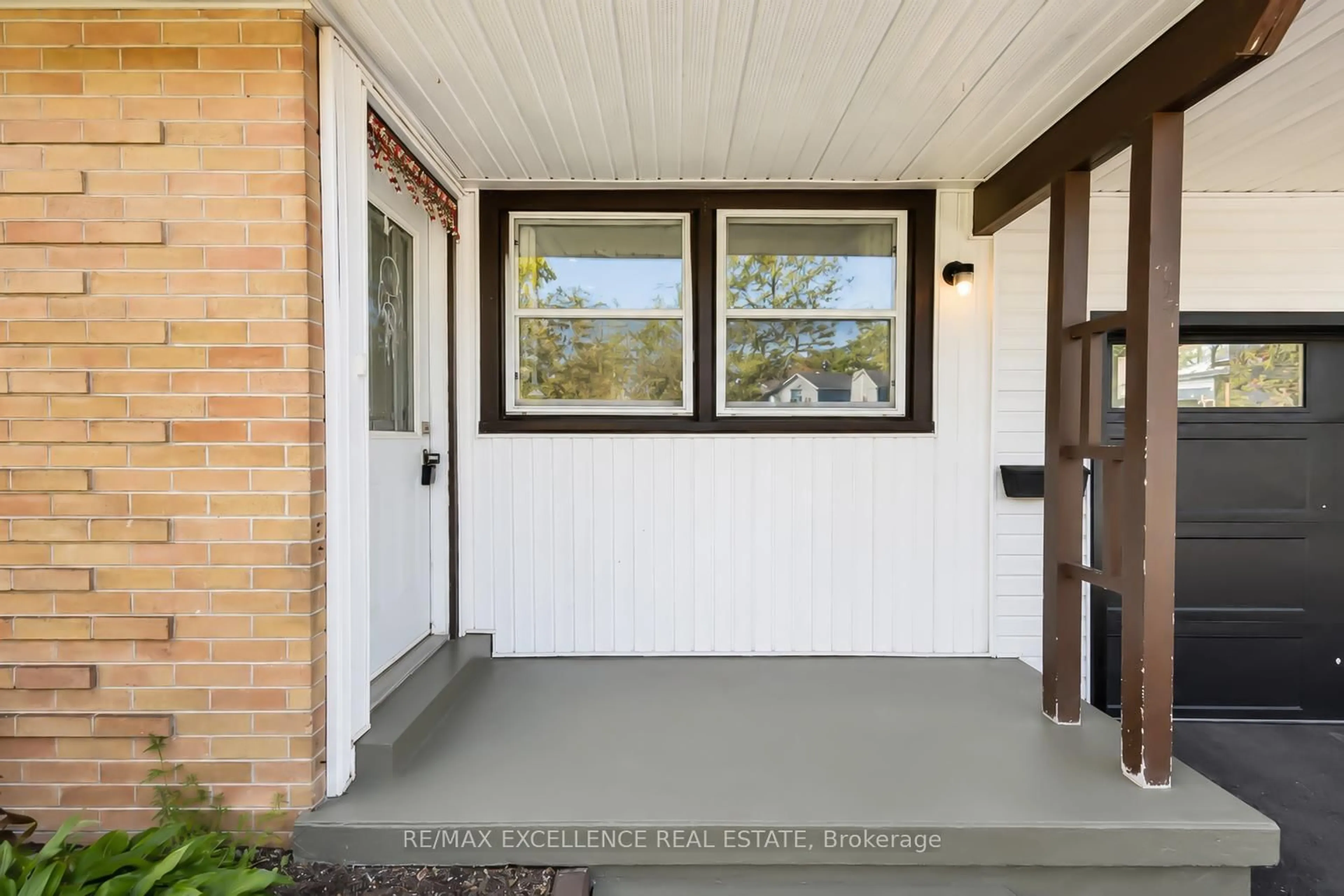 Indoor entryway for 35 Siebert Ave, Kitchener Ontario N2C 2A5
