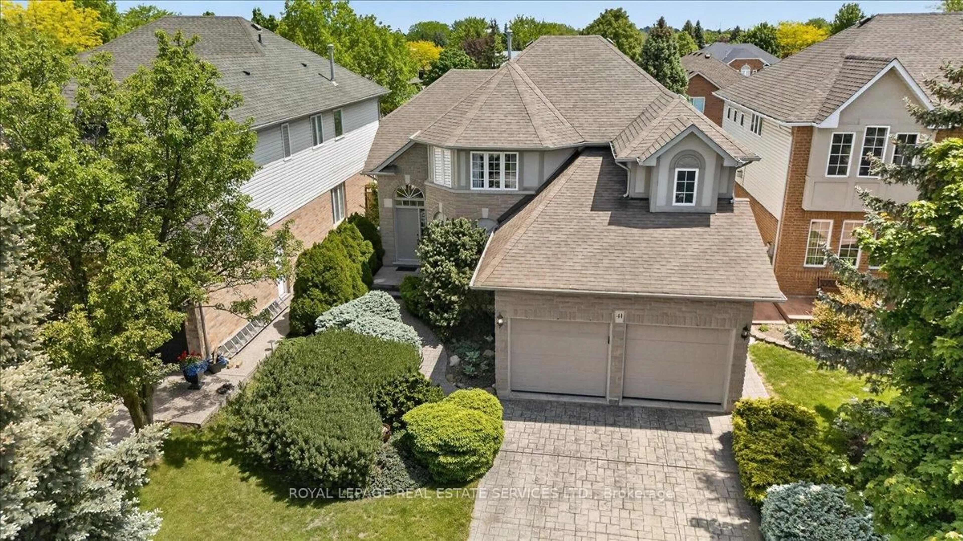 A pic from outside/outdoor area/front of a property/back of a property/a pic from drone, street for 41 Chifney Lane, Hamilton Ontario L9K 1K1