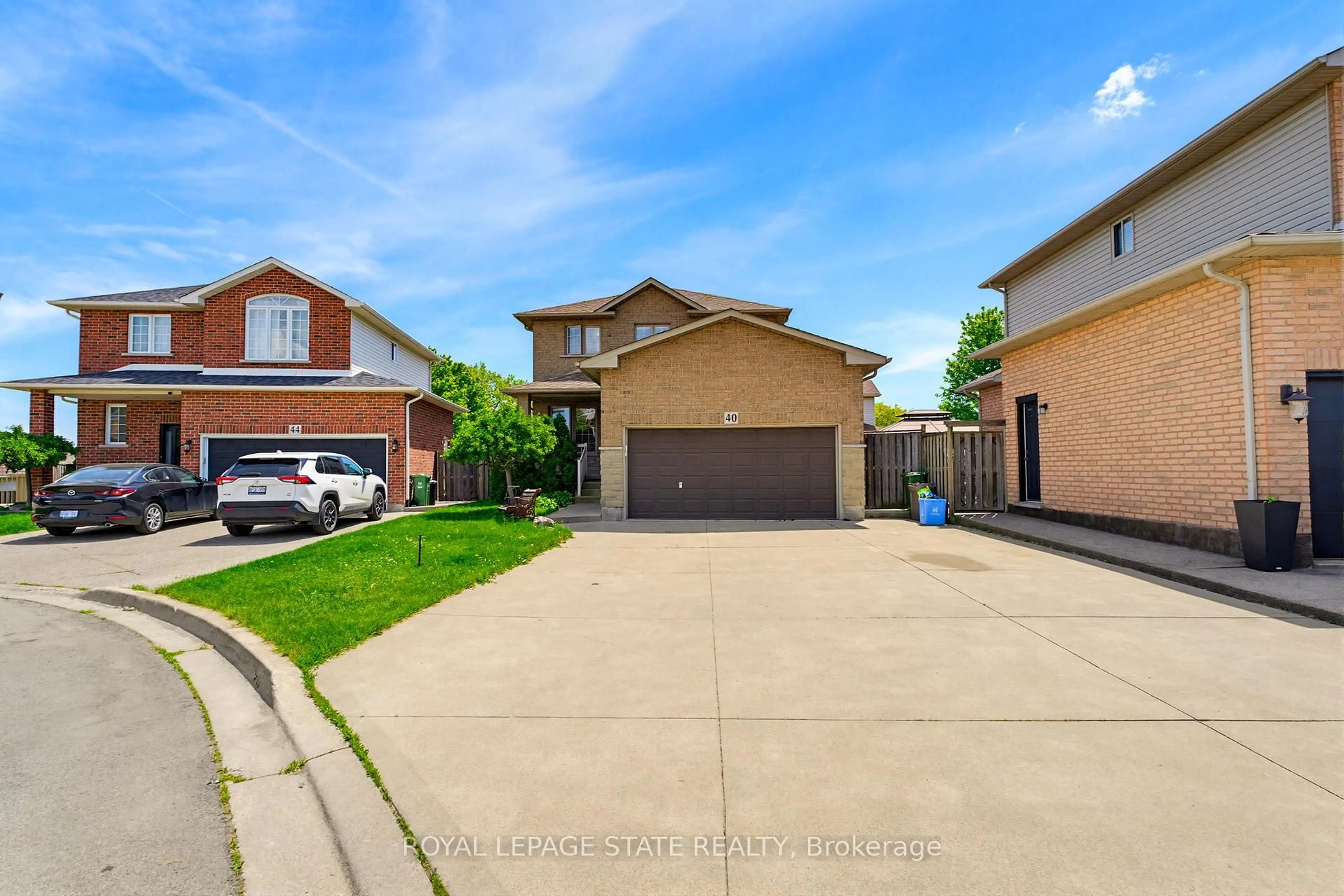 A pic from outside/outdoor area/front of a property/back of a property/a pic from drone, street for 40 Lanza Crt, Hamilton Ontario L8T 5A8