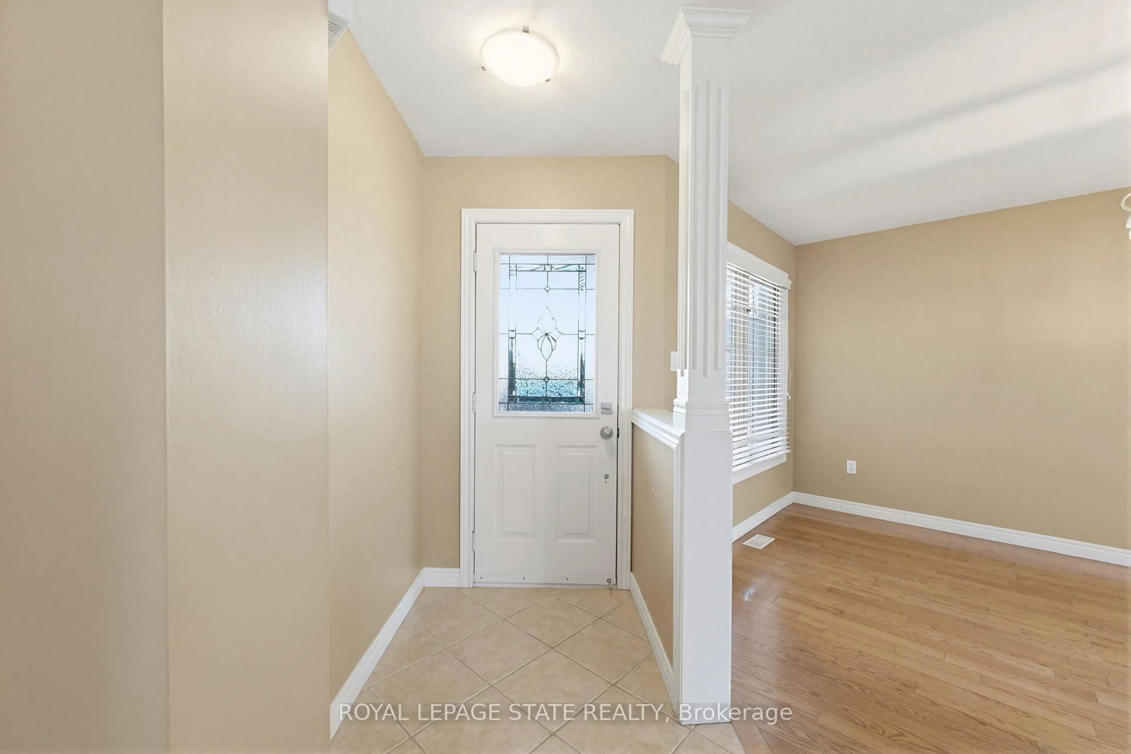 Indoor entryway for 40 Lanza Crt, Hamilton Ontario L8T 5A8