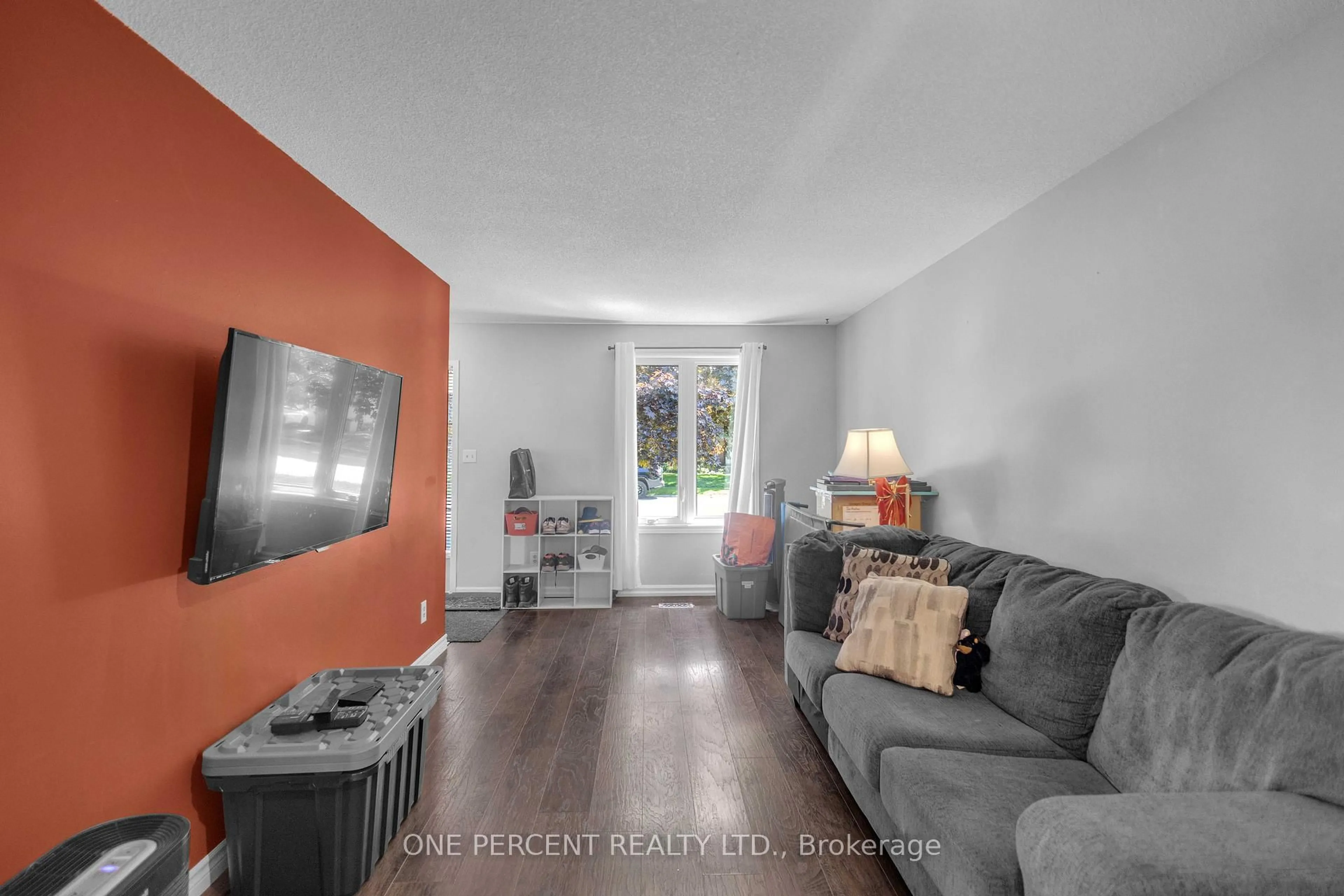 Living room with furniture, unknown for 70 Naskapi St, Woodstock Ontario N4T 1G6