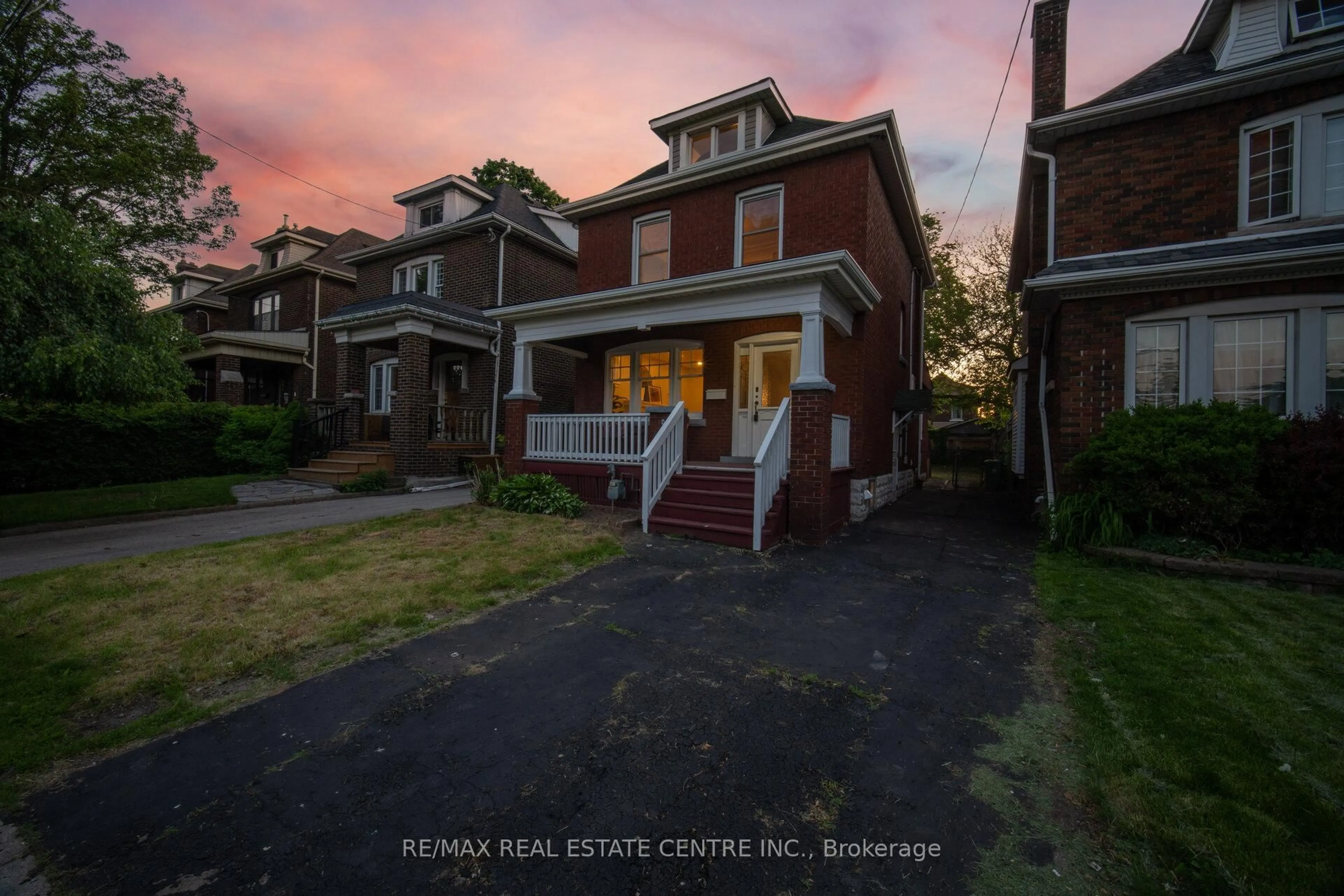 A pic from outside/outdoor area/front of a property/back of a property/a pic from drone, street for 90 Holton Ave, Hamilton Ontario L8M 2L2