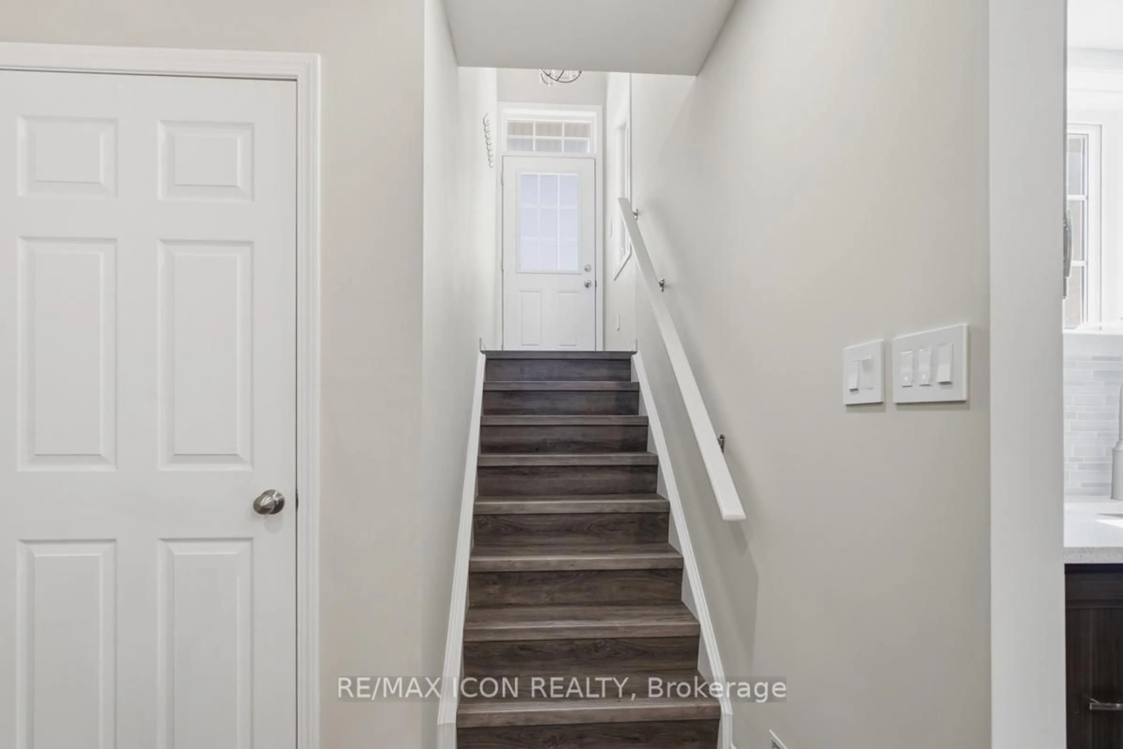 Indoor entryway for 3200 Singleton Ave #50, London South Ontario N6L 0C7