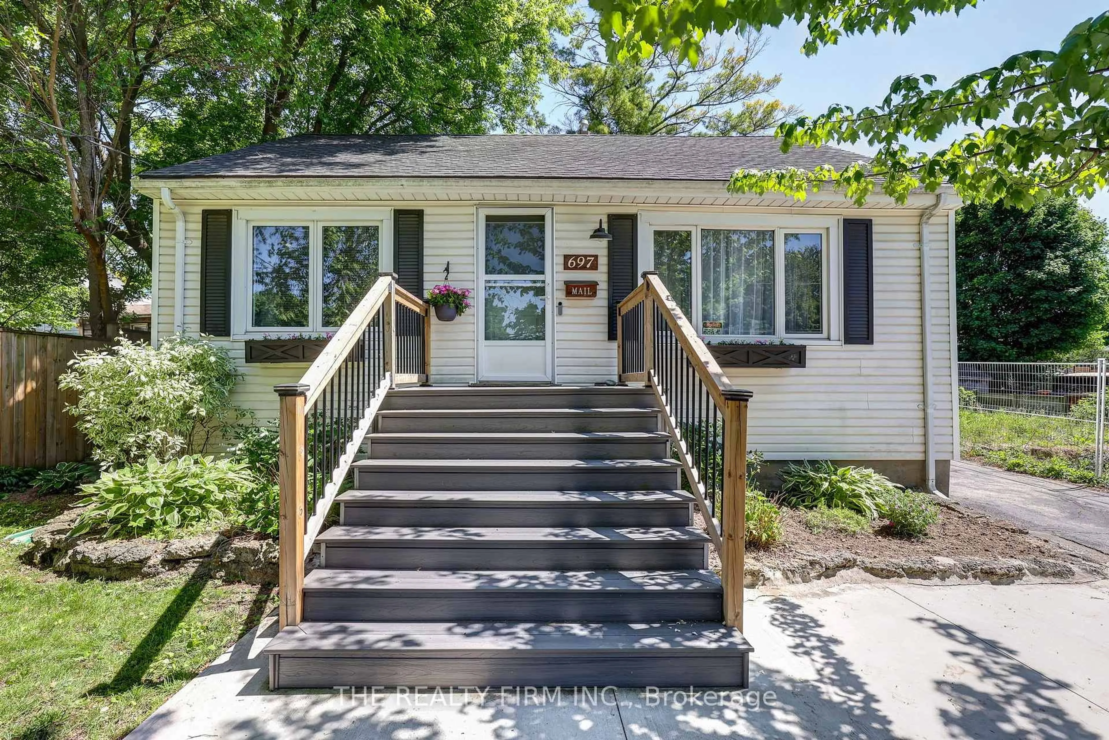 Unknown for 697 Victoria St, London East Ontario N5Y 4C3