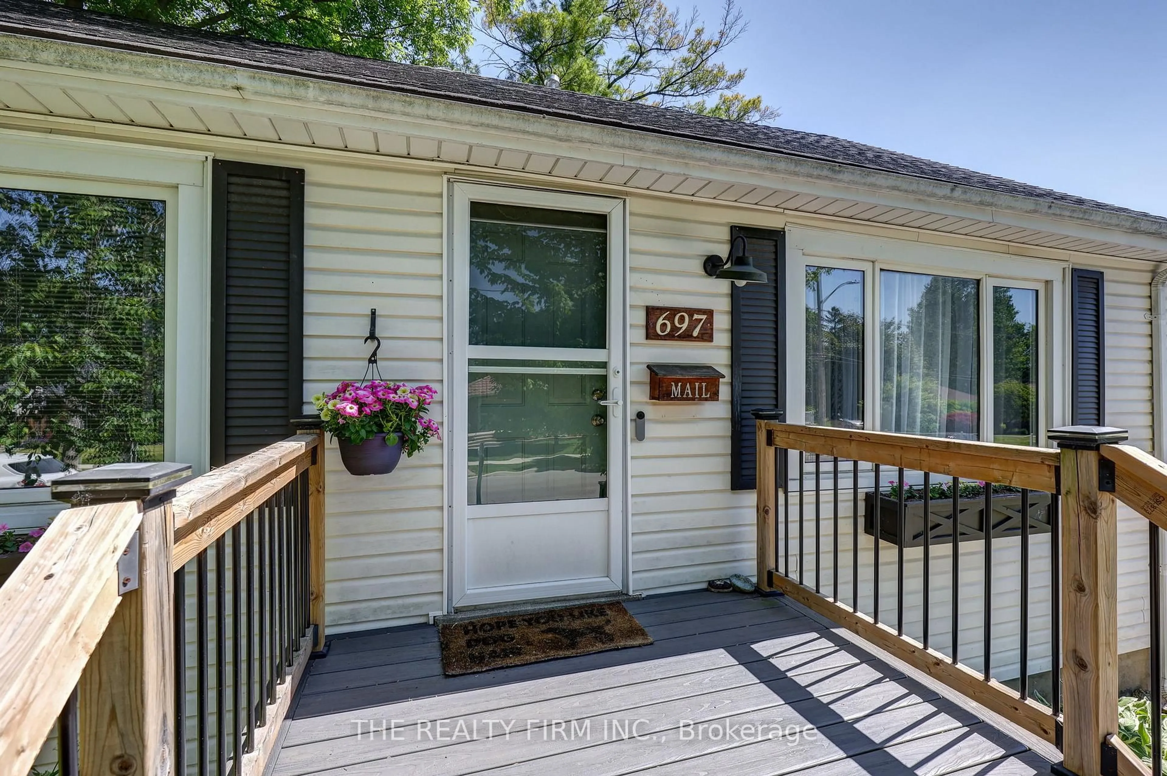 Home with vinyl exterior material, water/lake/river/ocean view for 697 Victoria St, London East Ontario N5Y 4C3