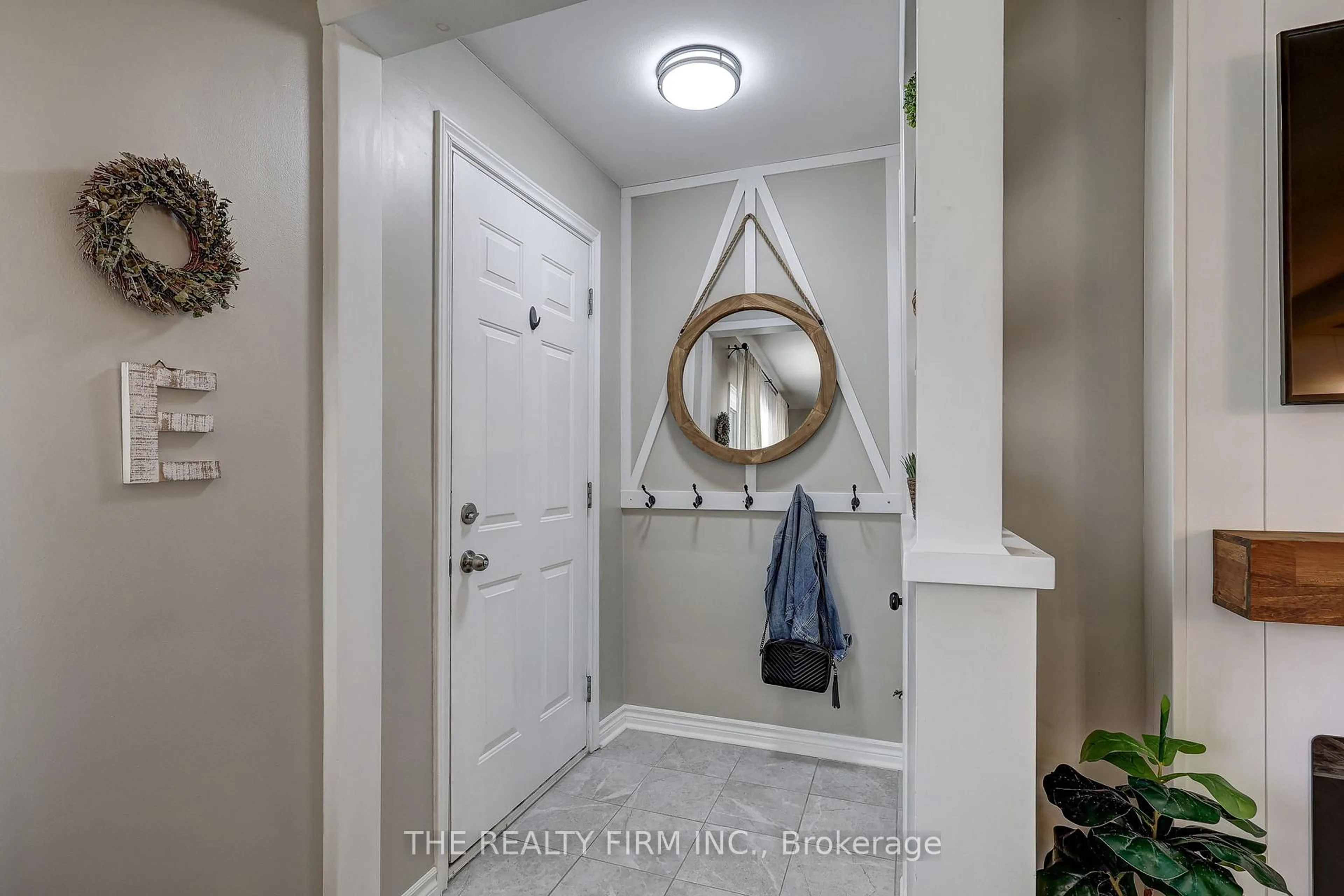 Indoor entryway for 697 Victoria St, London East Ontario N5Y 4C3