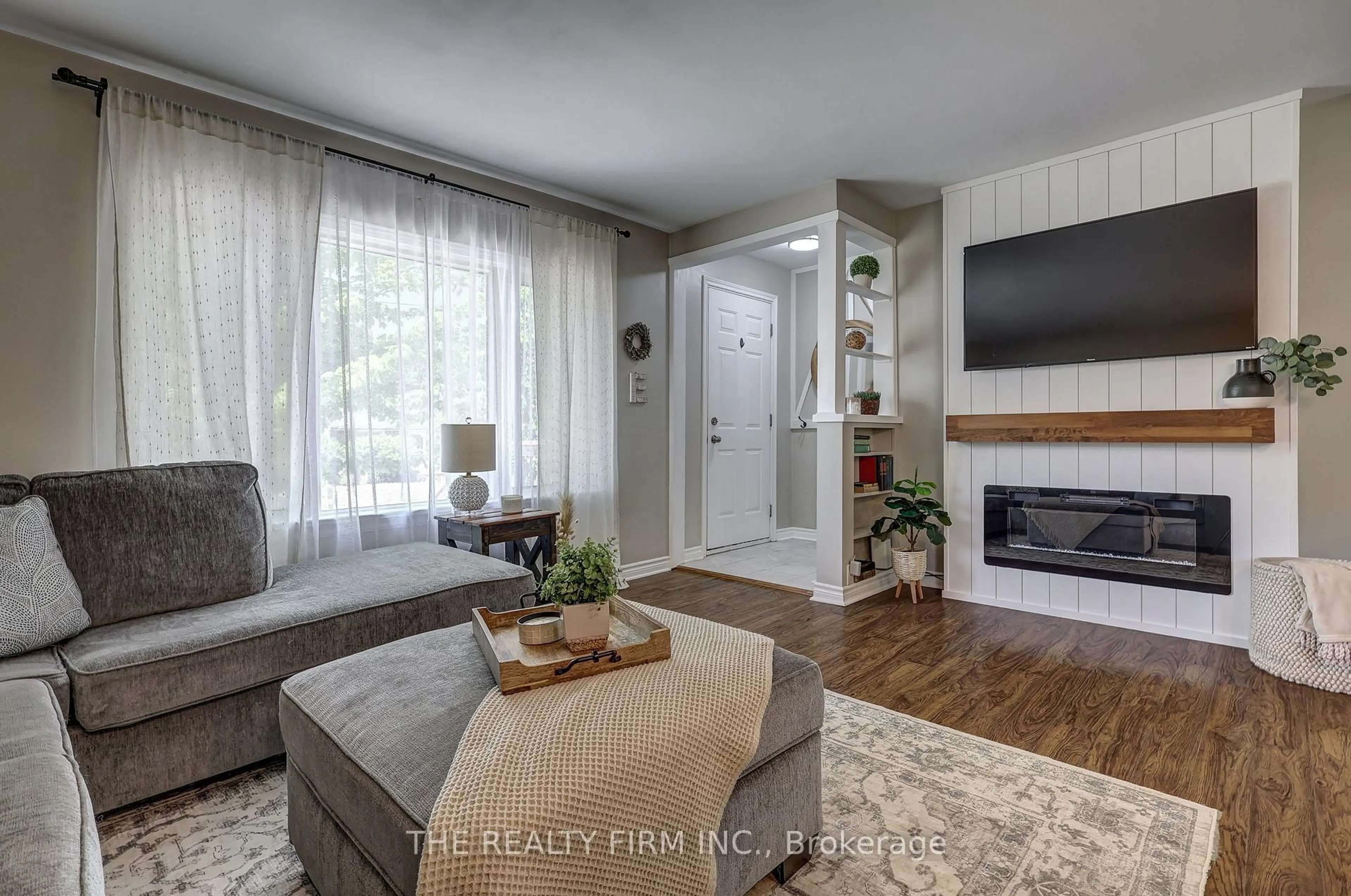 Living room with furniture, unknown for 697 Victoria St, London East Ontario N5Y 4C3