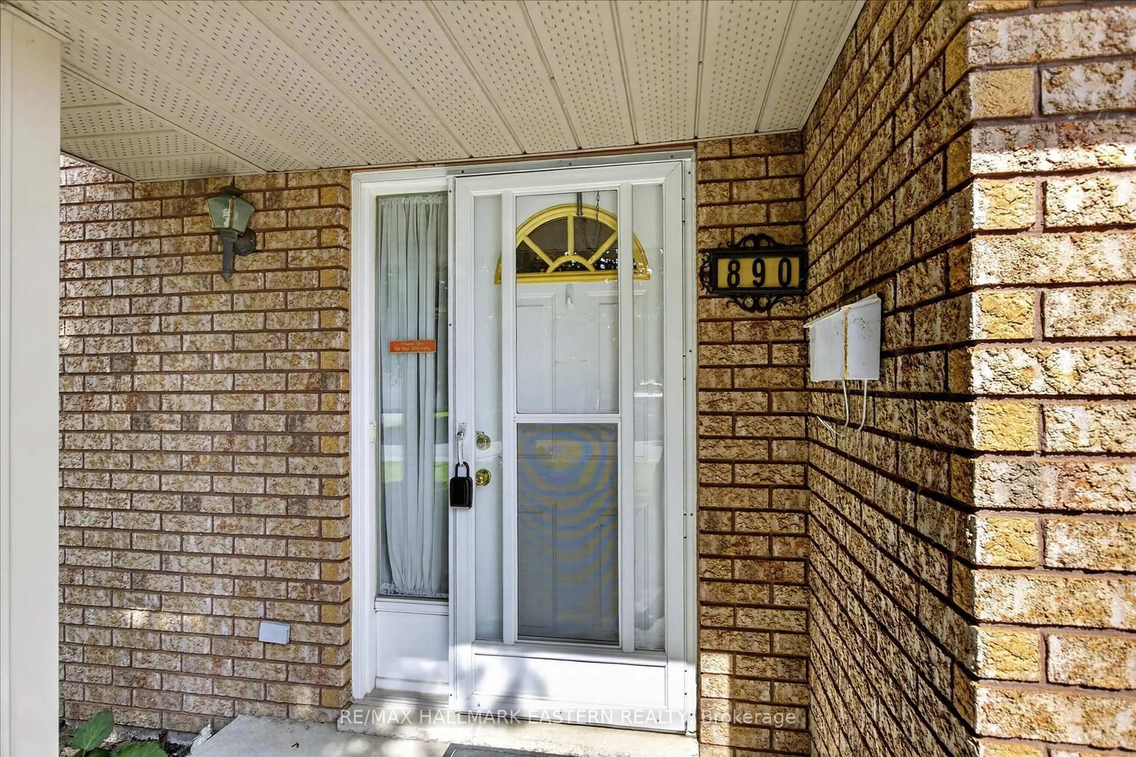 Indoor entryway for 890 Chapel Rd, Peterborough Ontario K9H 7M3