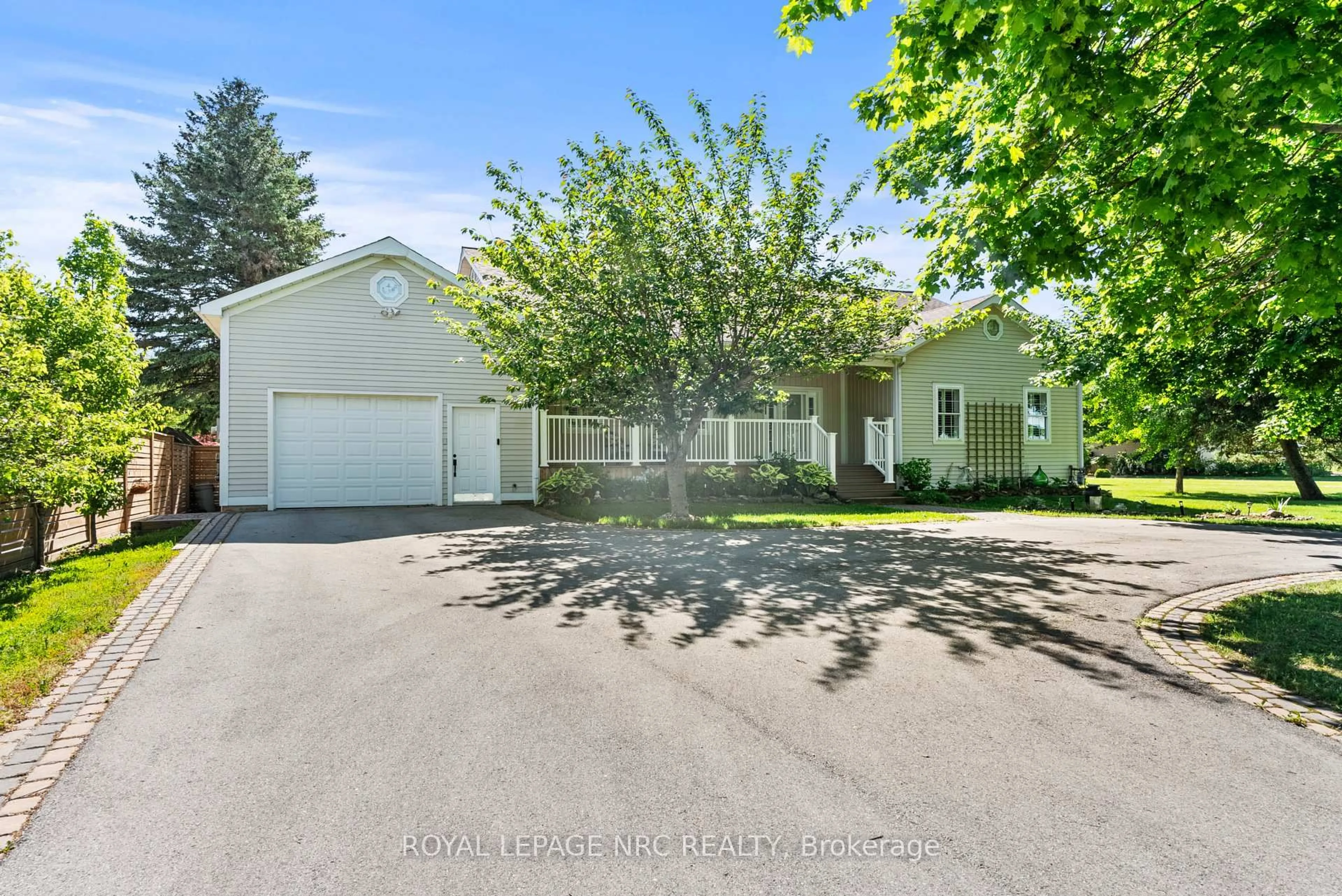 A pic from outside/outdoor area/front of a property/back of a property/a pic from drone, street for 199 Niagara St, Niagara-on-the-Lake Ontario L0S 1J0