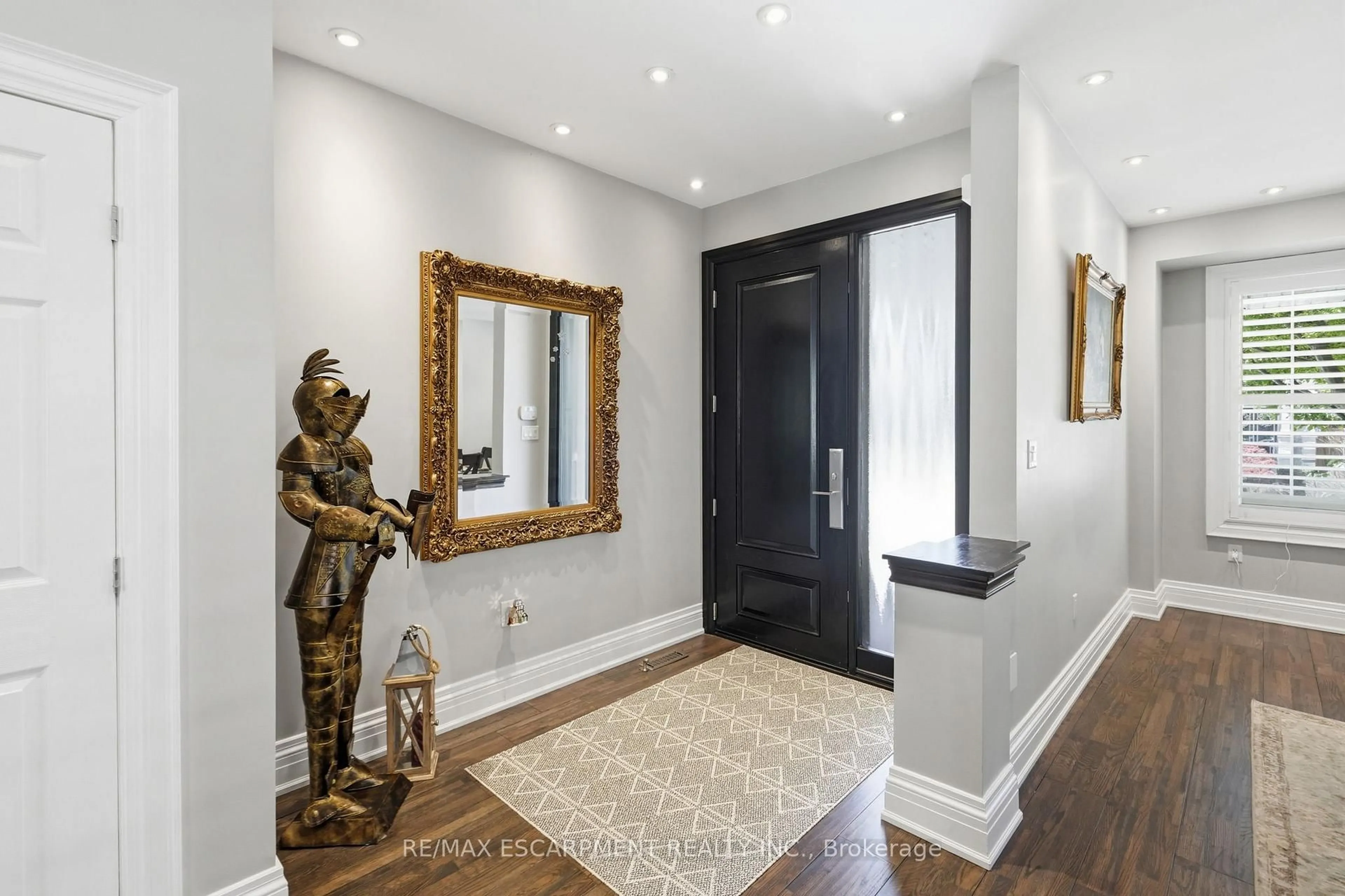 Indoor entryway for 418 Montreal Circ, Hamilton Ontario L8E 0E2