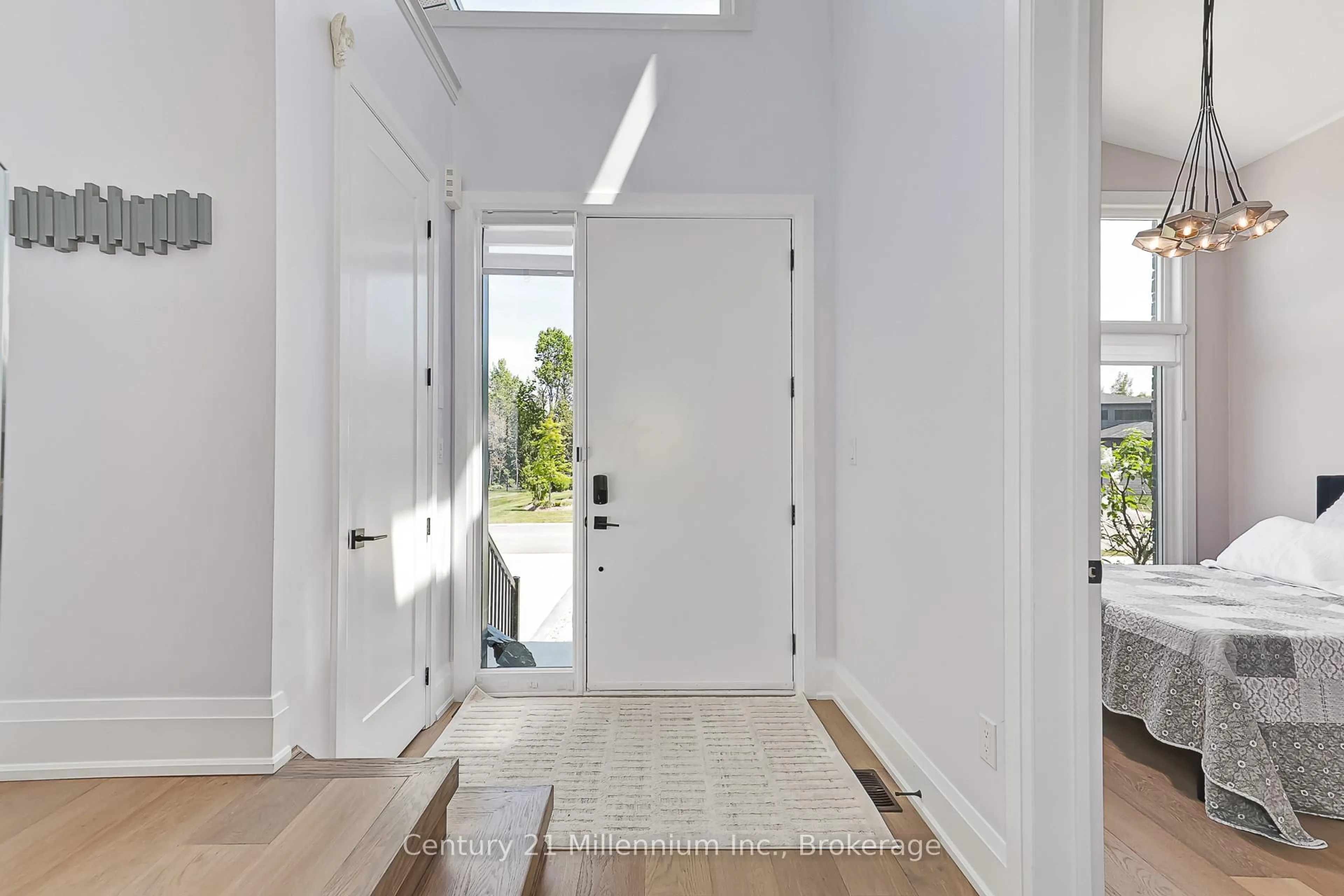Indoor entryway for 100 TEKIAH Rd, Blue Mountains Ontario N0H 1J0