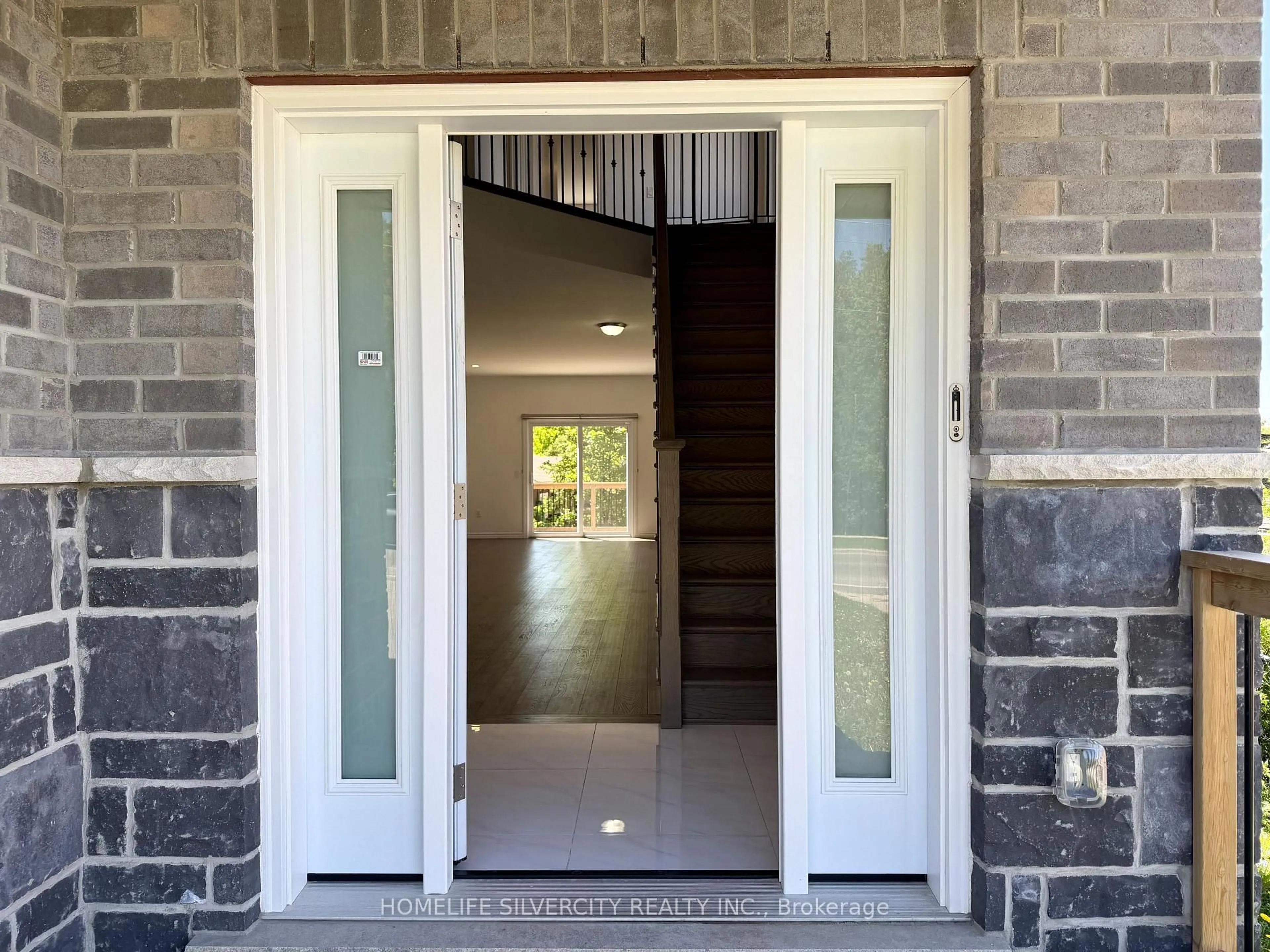 Indoor entryway for 612 Owen Sound St, Shelburne Ontario L9V 2W8