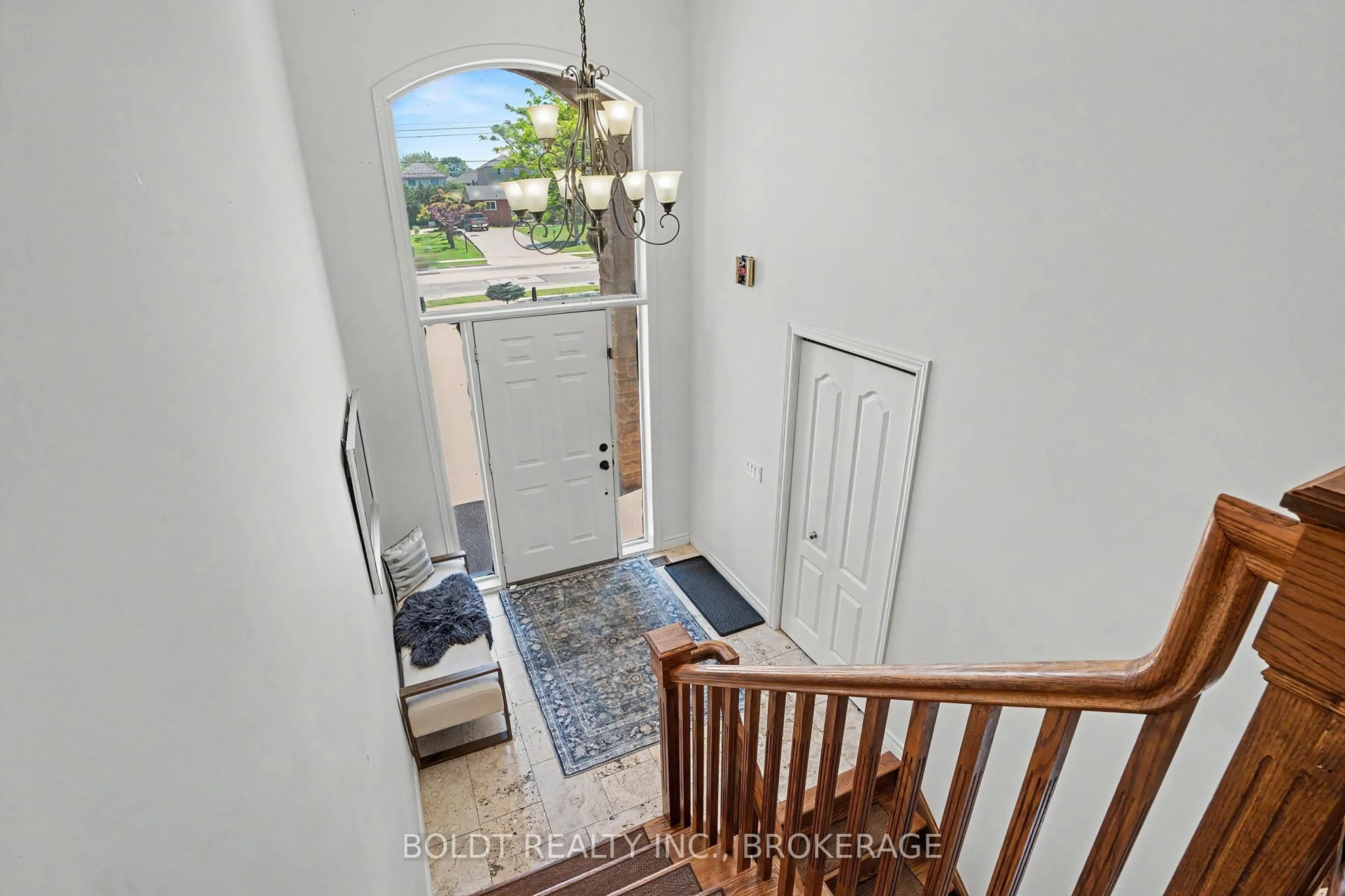 Indoor foyer for 1504 Upper Sherman Ave, Hamilton Ontario L8W 1C5