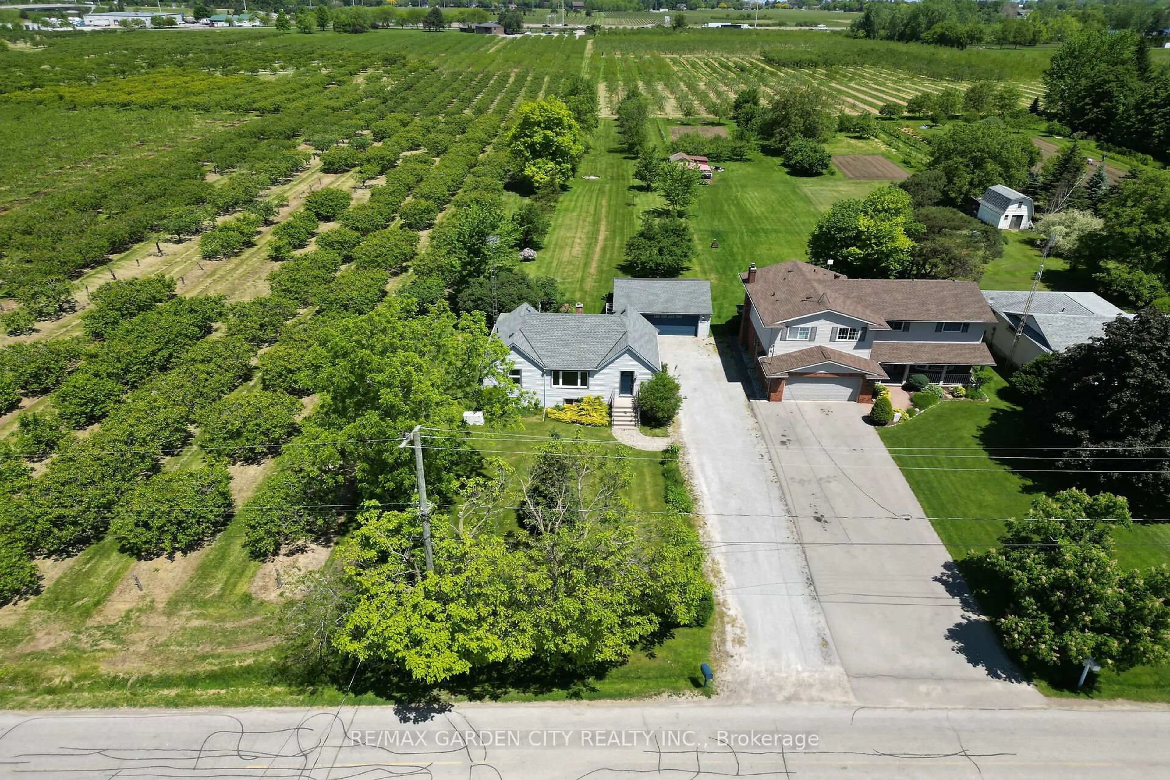 A pic from outside/outdoor area/front of a property/back of a property/a pic from drone, street for 1621 Second Ave, St. Catharines Ontario L2R 6P9