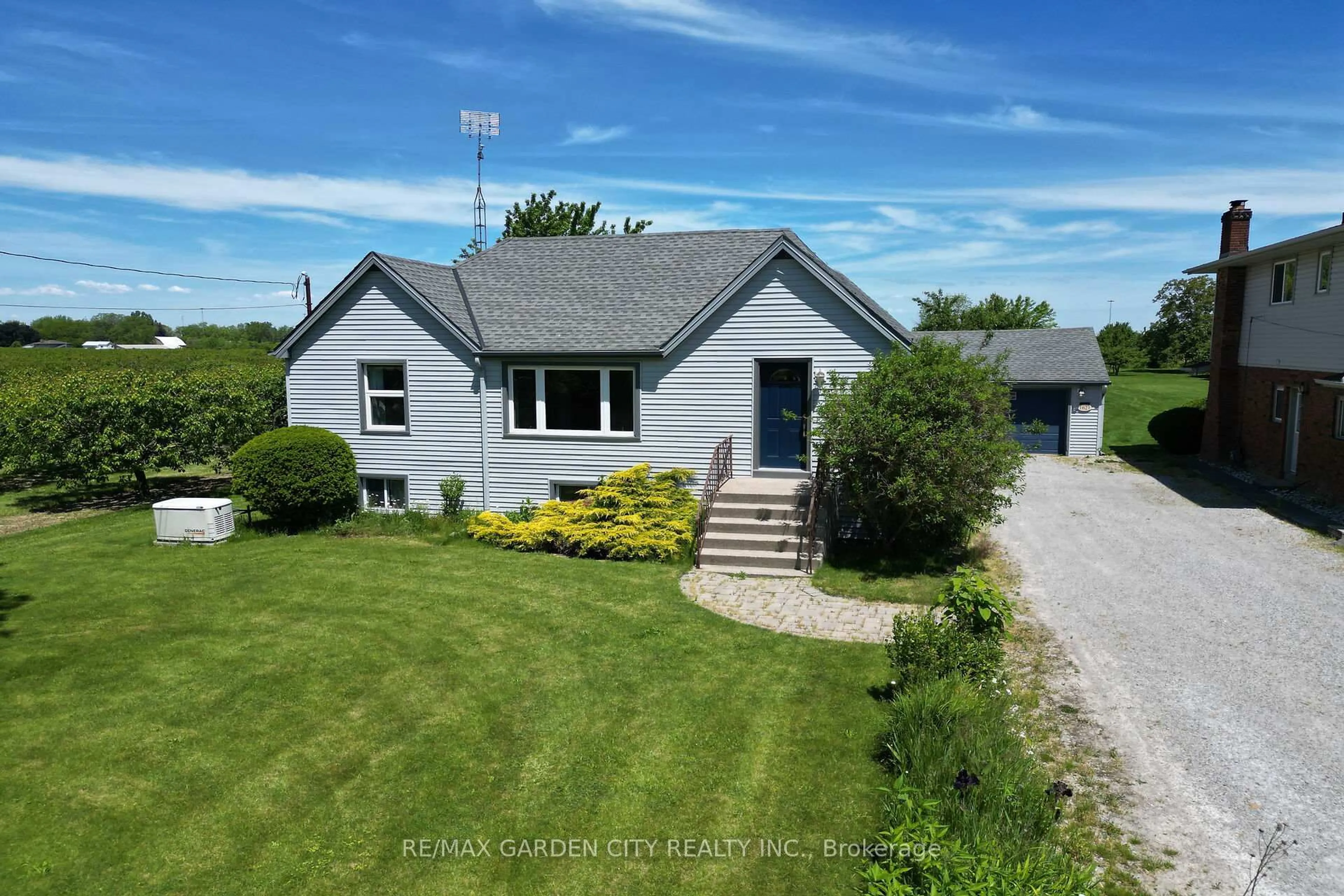 A pic from outside/outdoor area/front of a property/back of a property/a pic from drone, street for 1621 Second Ave, St. Catharines Ontario L2R 6P9