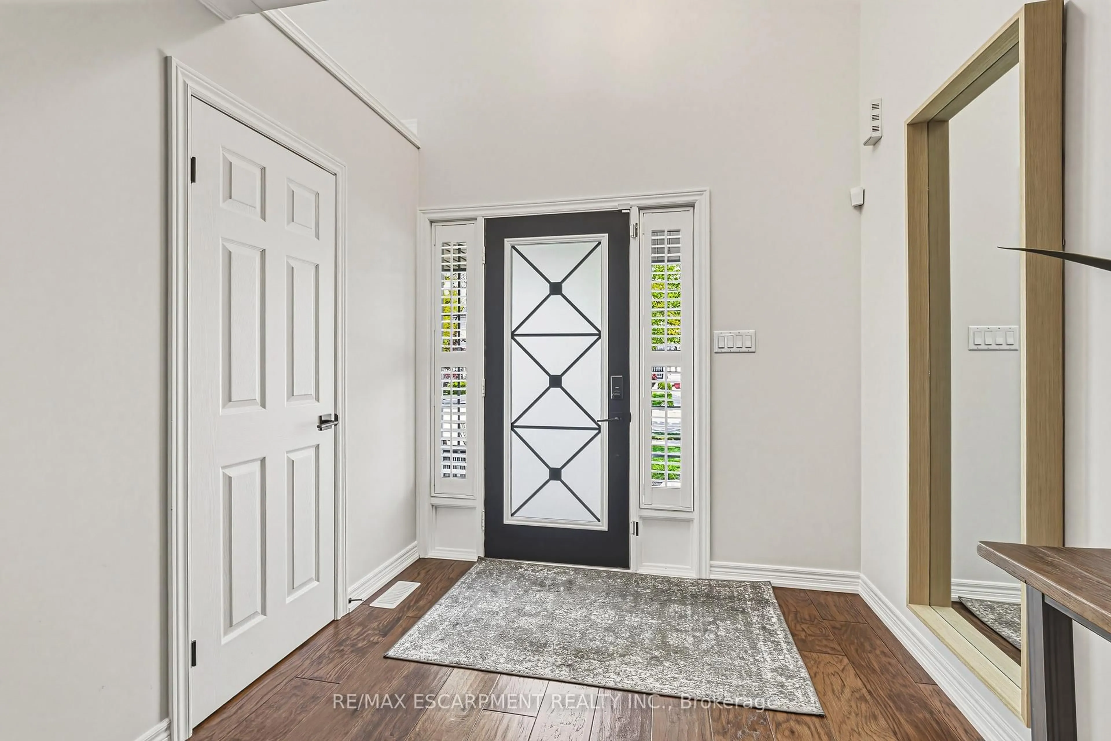Indoor entryway for 7 Camp Dr, Hamilton Ontario L9K 0A7