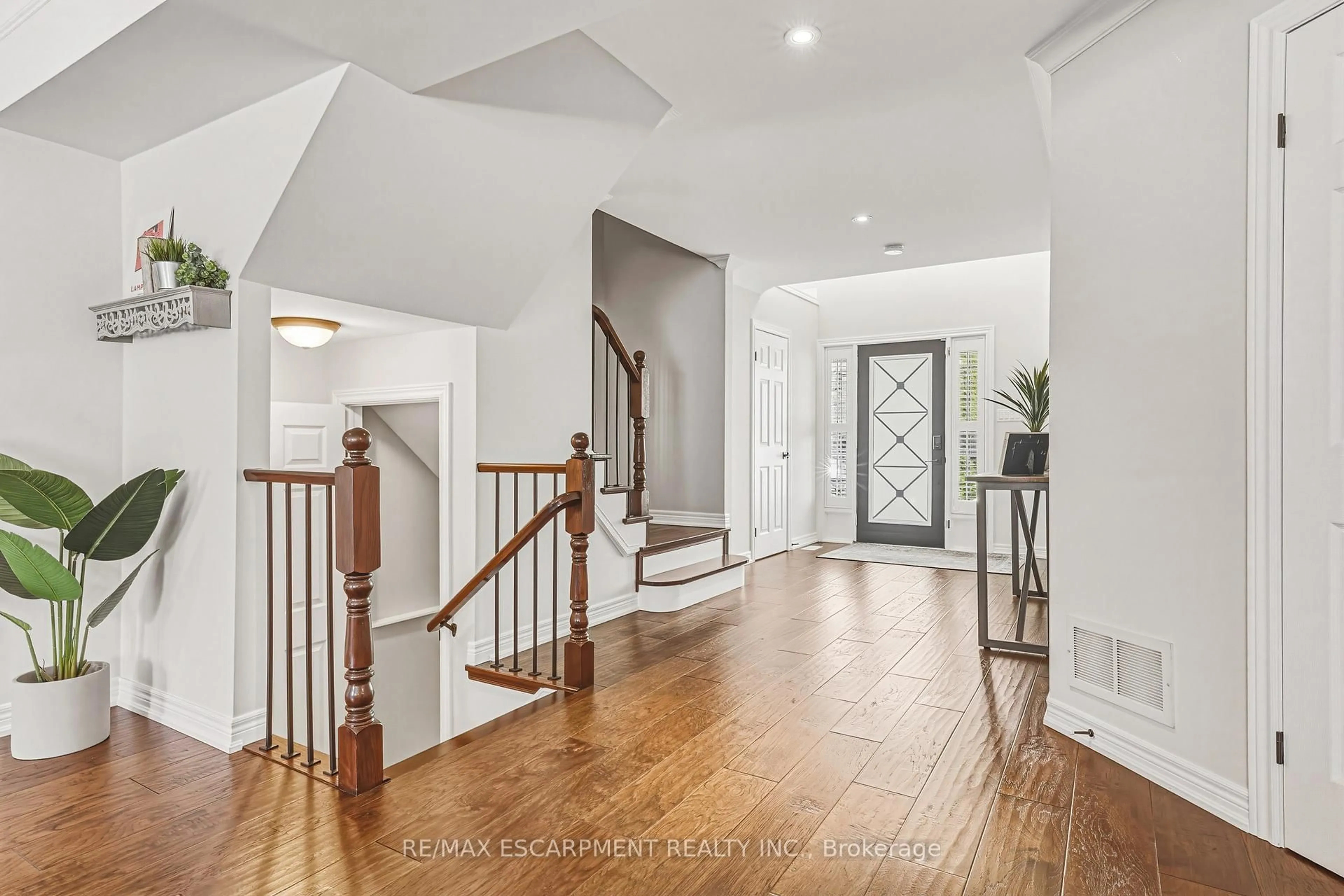 Indoor entryway for 7 Camp Dr, Hamilton Ontario L9K 0A7