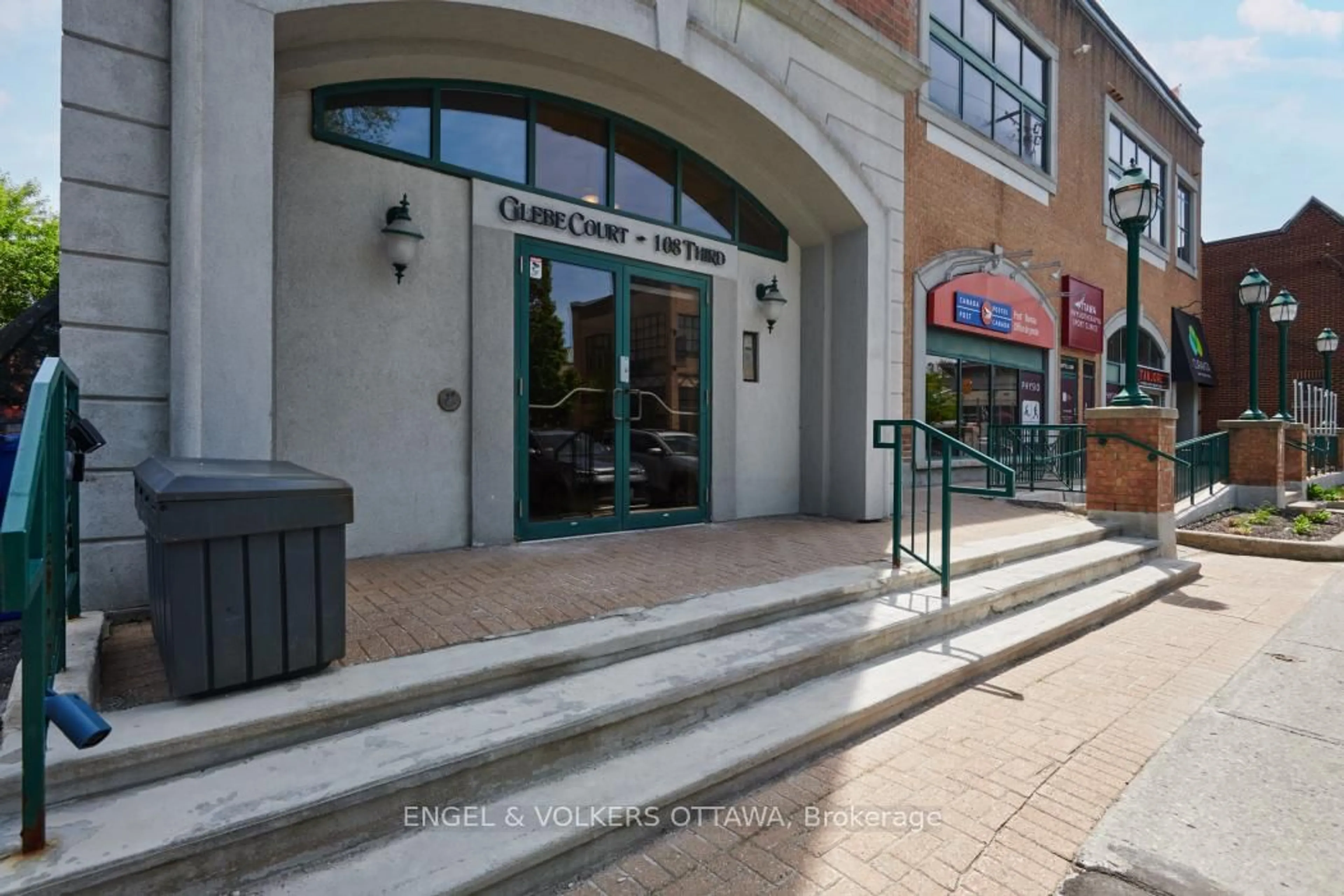Indoor foyer for 108 Third Ave #201, Ottawa Ontario K1S 2J8