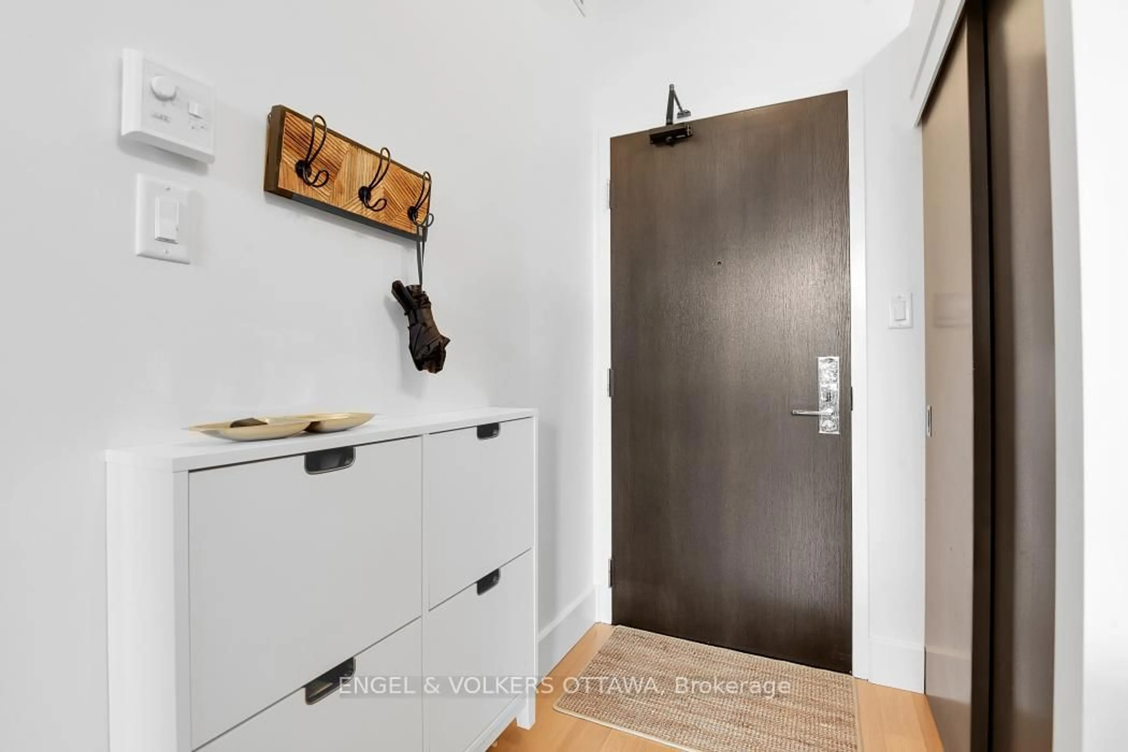 Indoor entryway for 108 Third Ave #201, Ottawa Ontario K1S 2J8