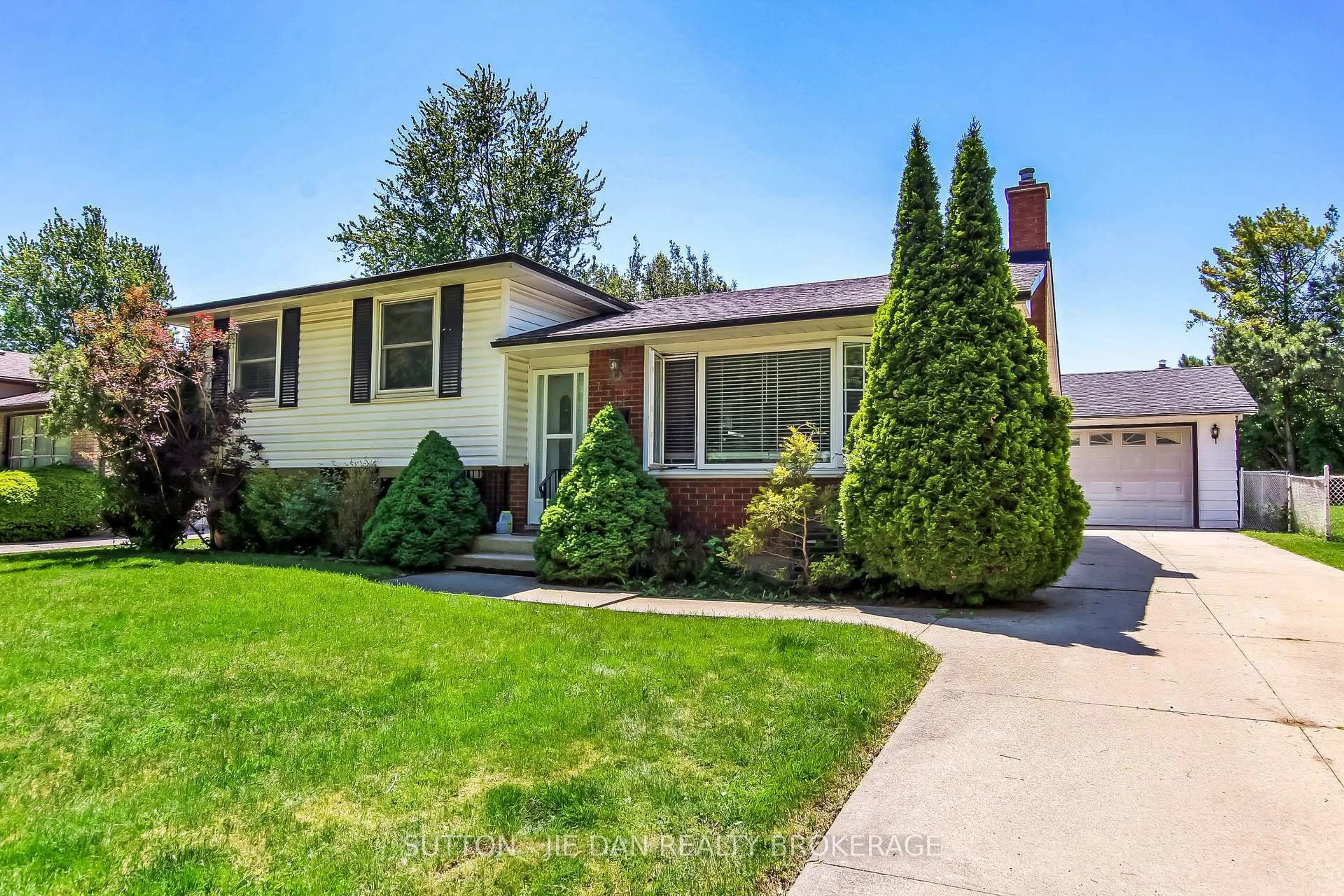 Home with vinyl exterior material, street for 729 Hampstead Rd, London South Ontario N6C 4X7