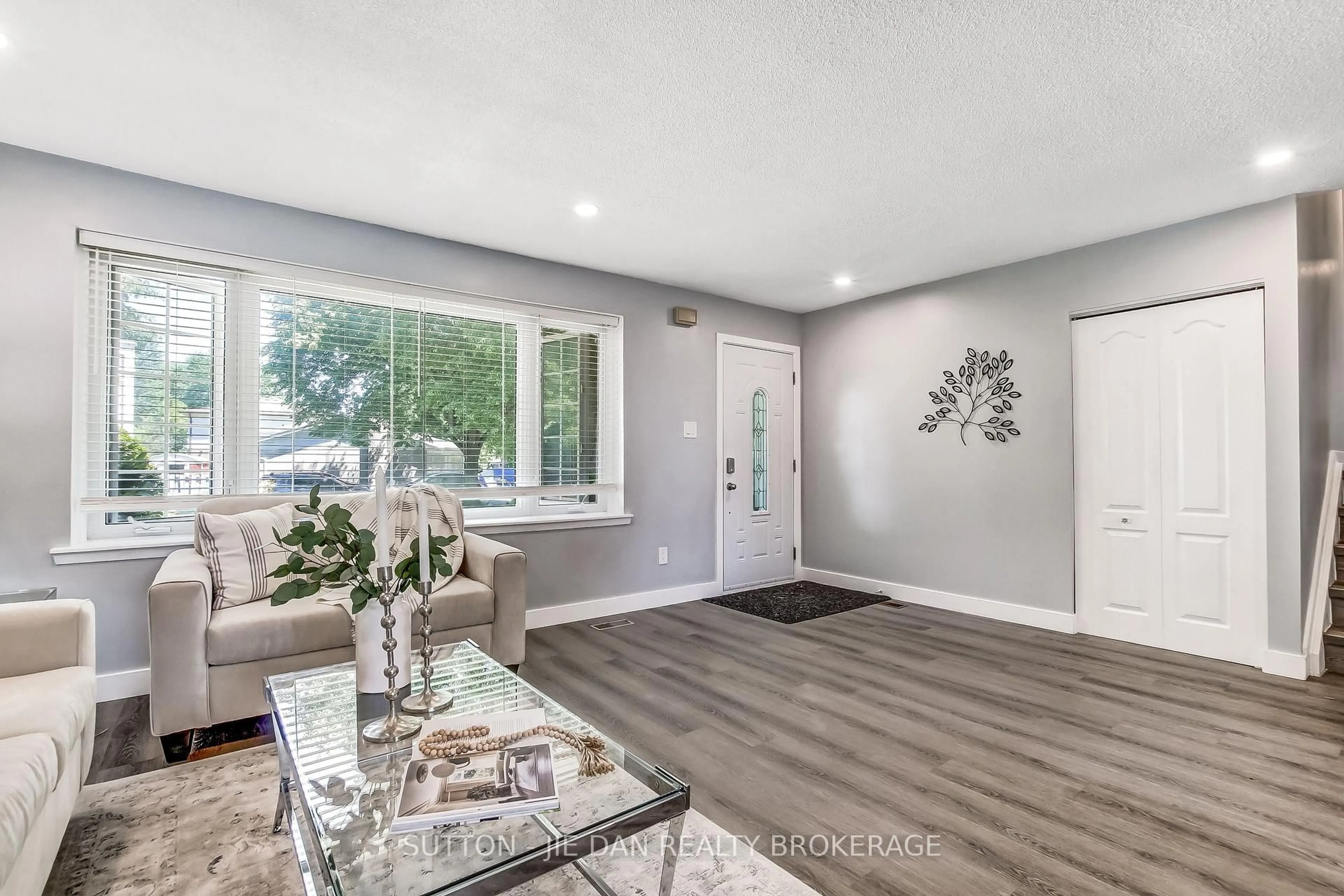 Indoor entryway for 729 Hampstead Rd, London South Ontario N6C 4X7